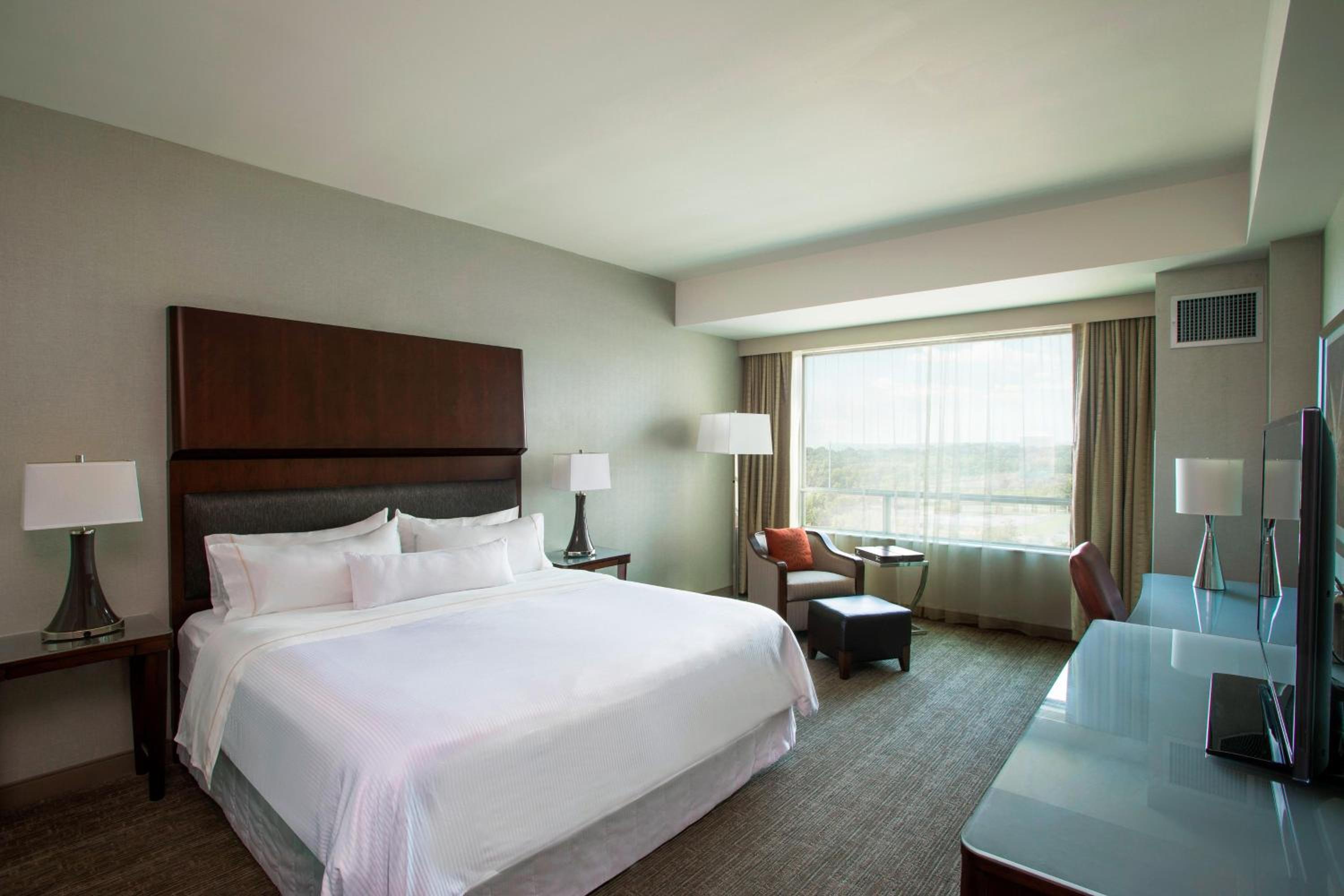 King Room with Roll-in Shower - Mobility and Hearing Accessible photo 3