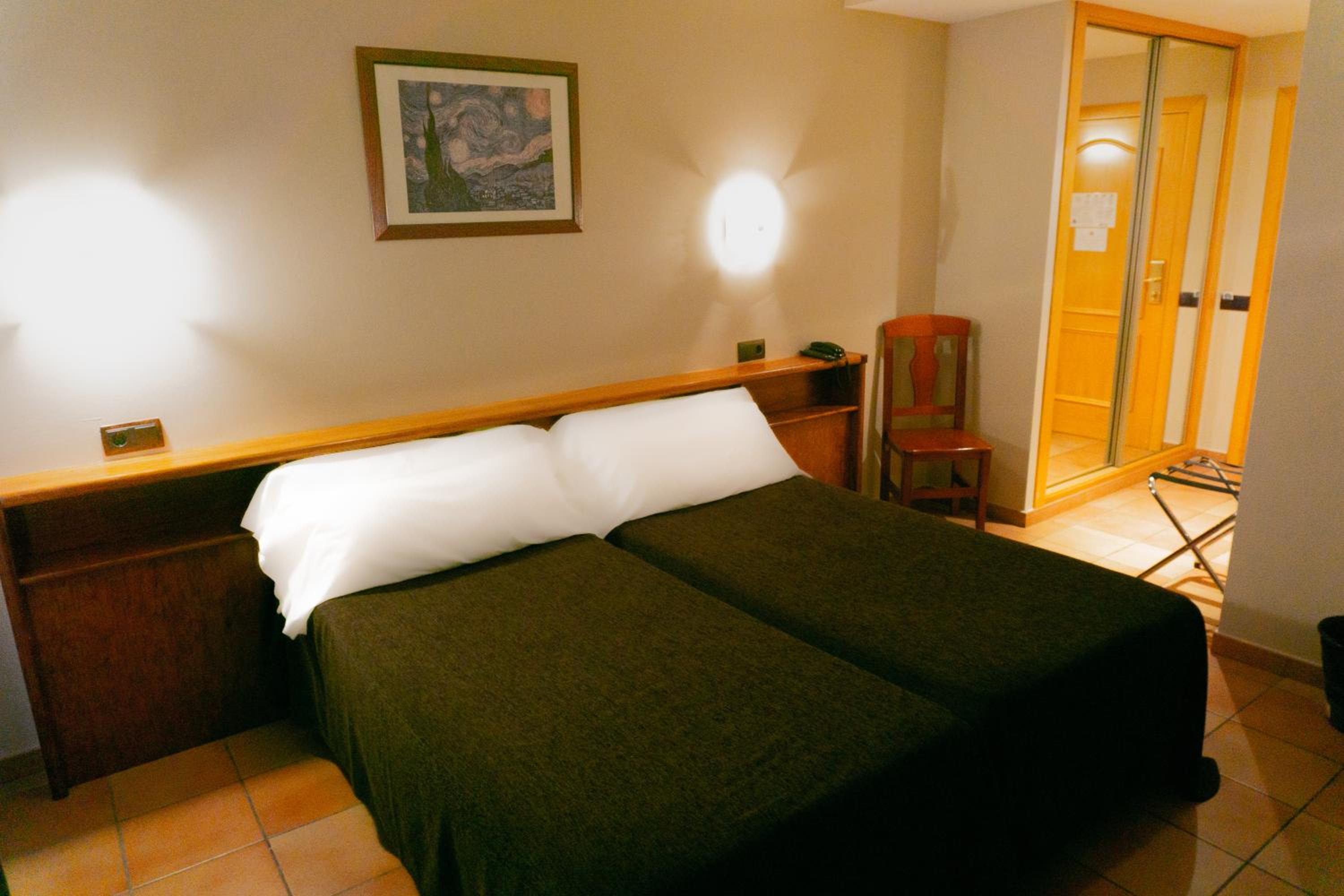 Triple Room (2 Adults + 1 Child) photo 2