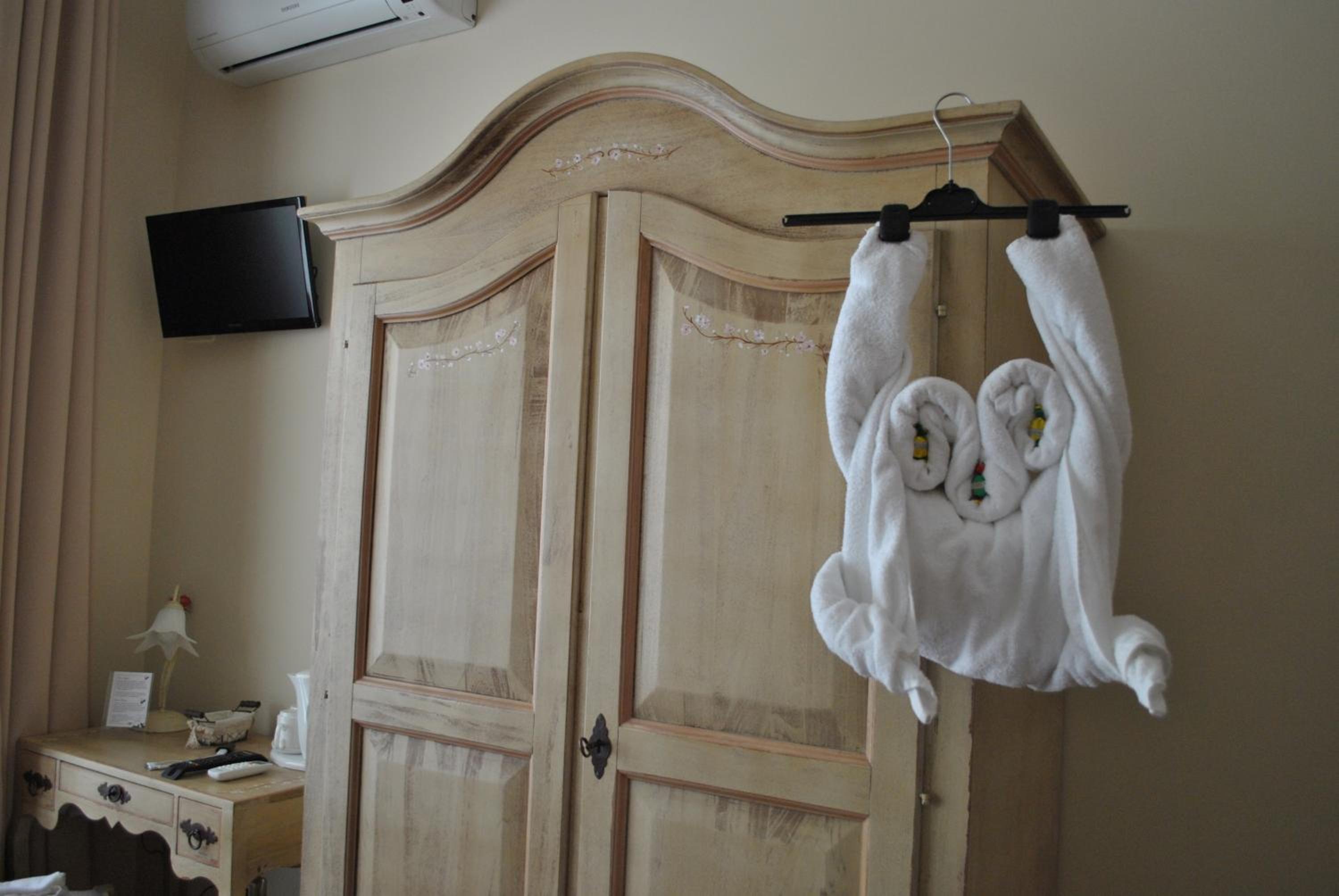 Deluxe Double Room with Balcony photo 2