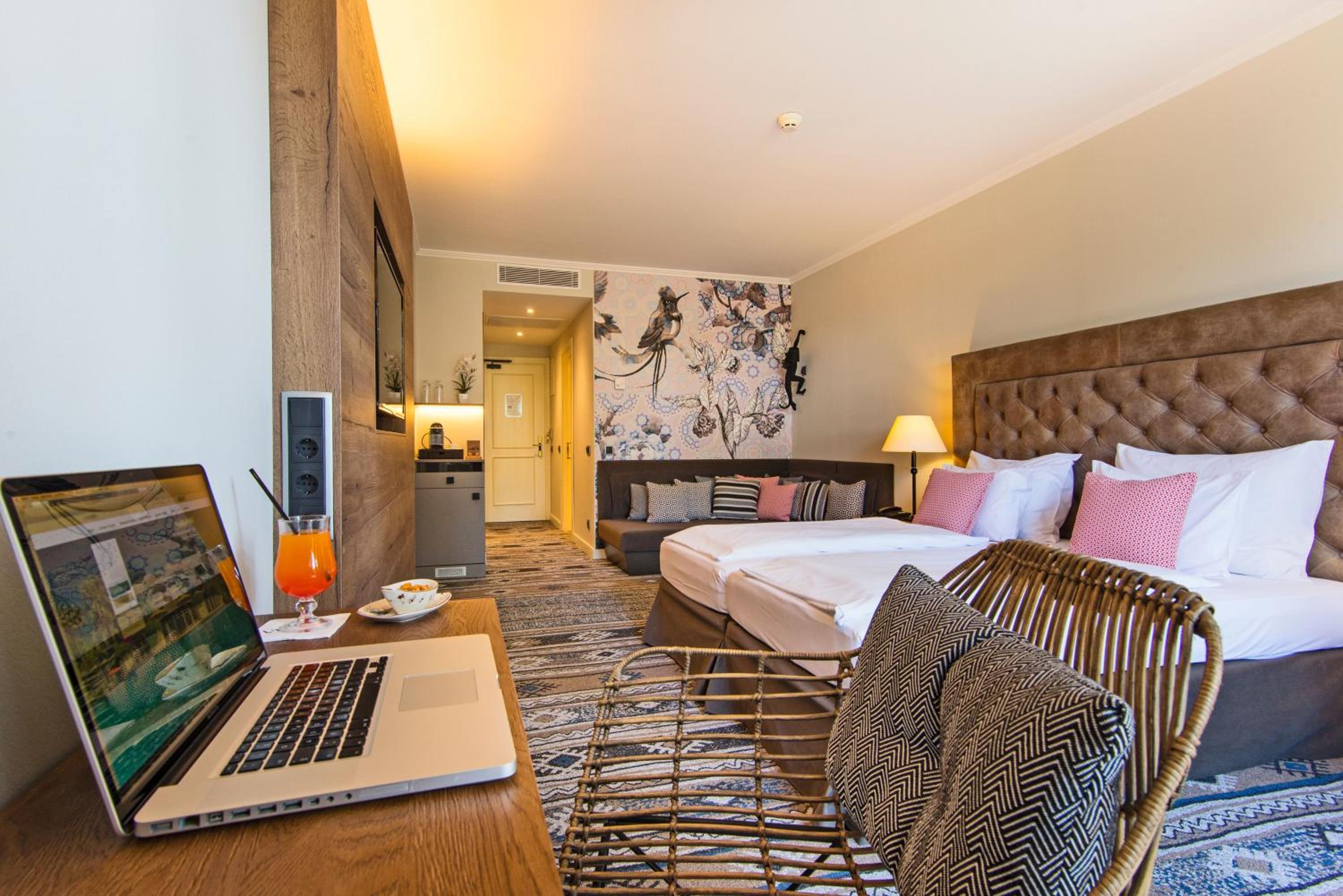 King Room with Pool View thumbnail 5