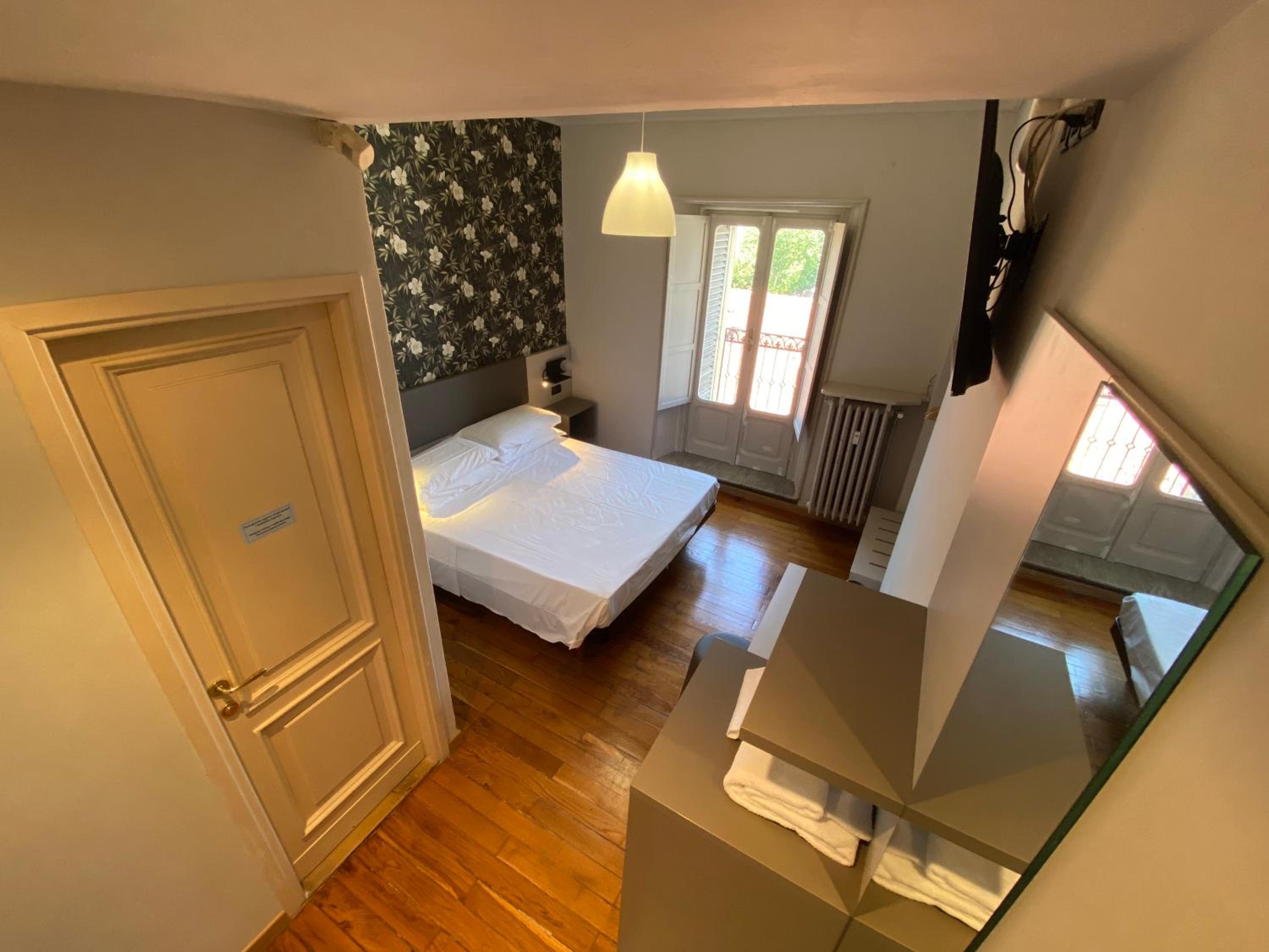 Double or Twin Room with Balcony - Photo 13