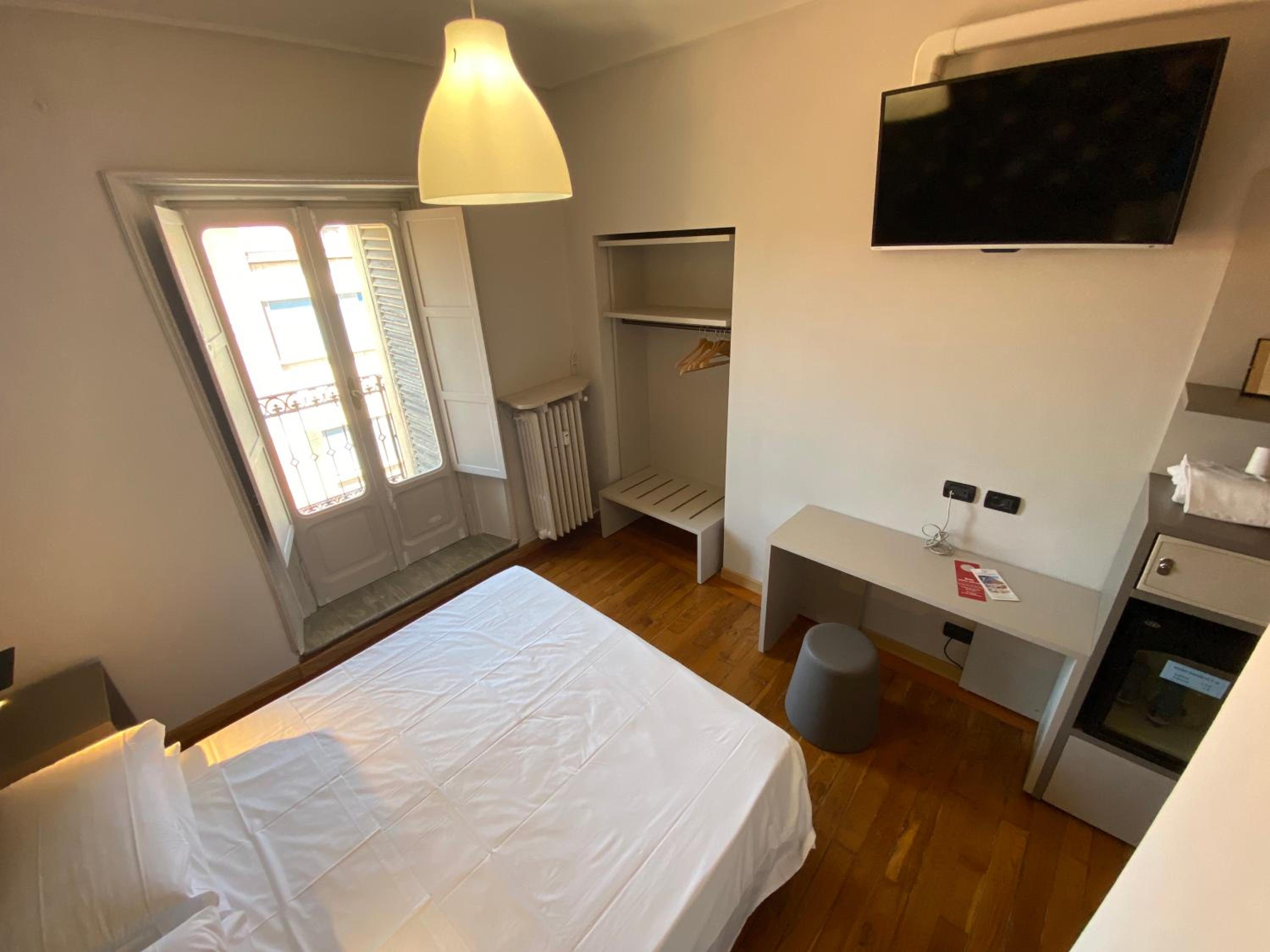 Double or Twin Room with Balcony - Photo 14