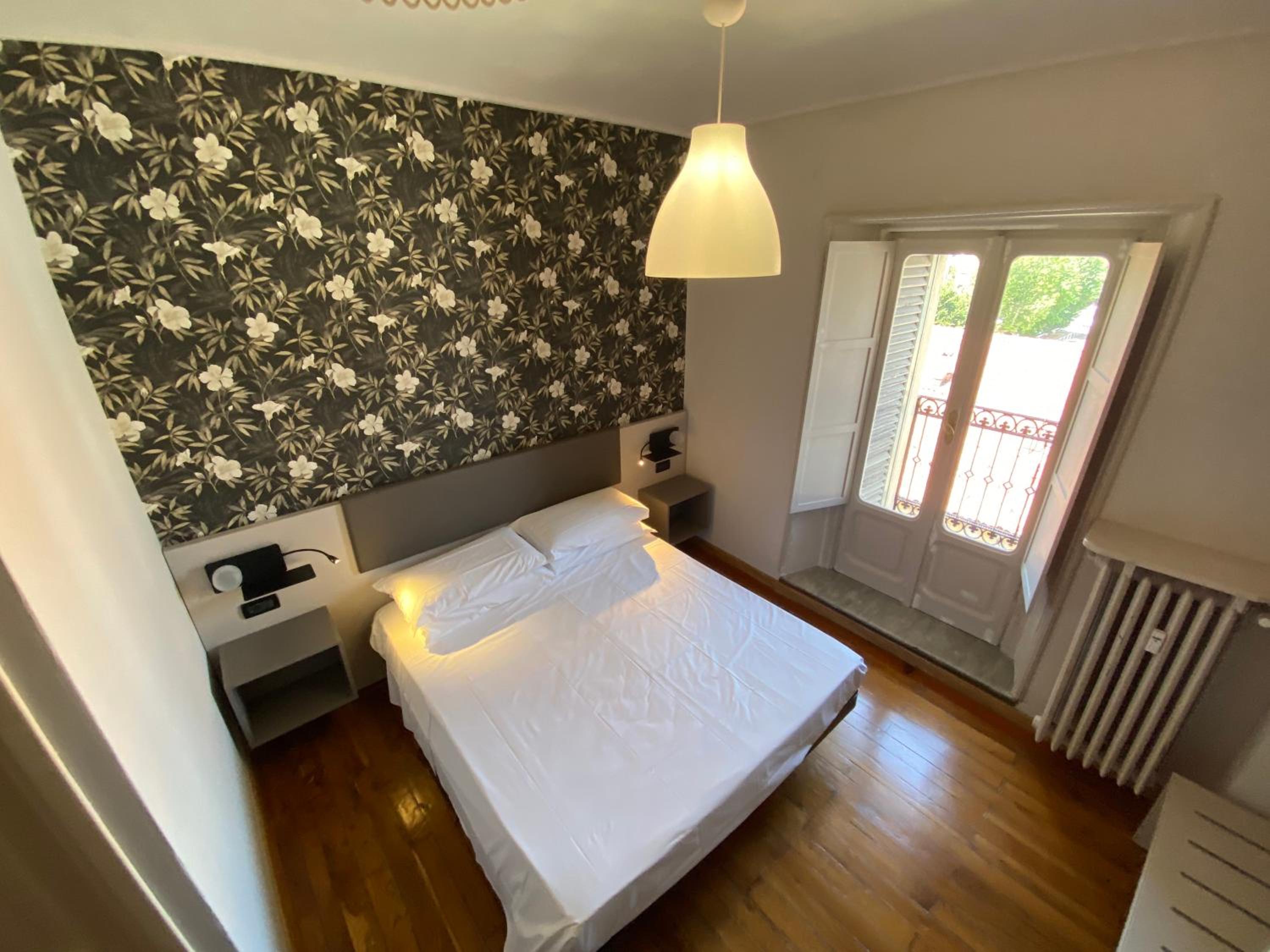 Double or Twin Room with Balcony - Photo 12