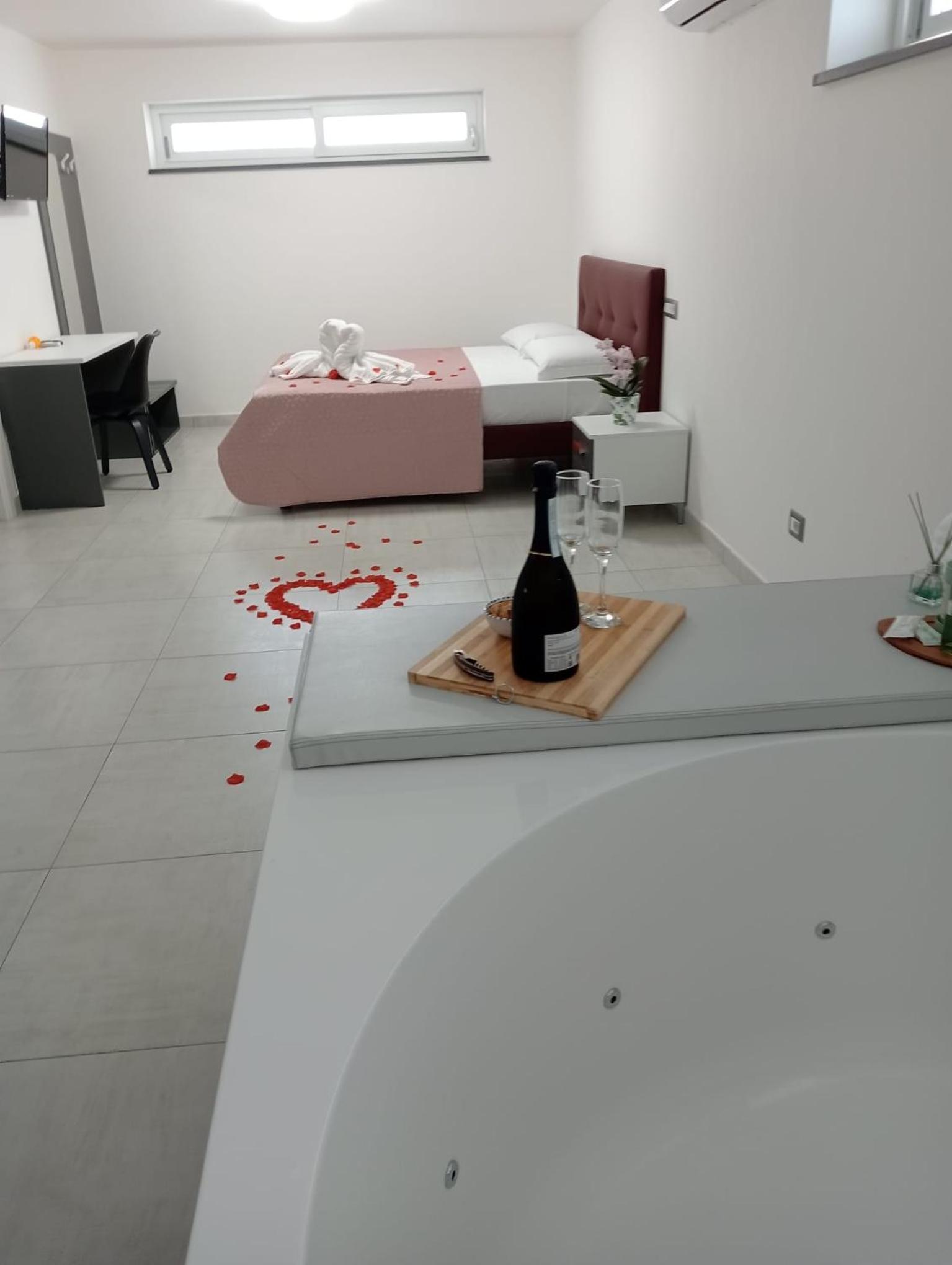 Suite with Hot Tub - Photo 5