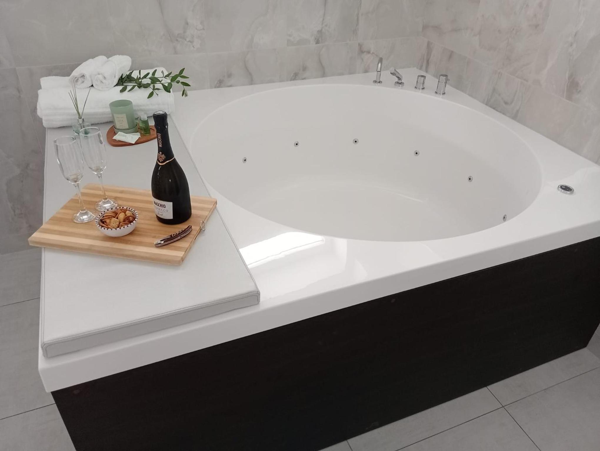 Suite with Hot Tub - Photo 4