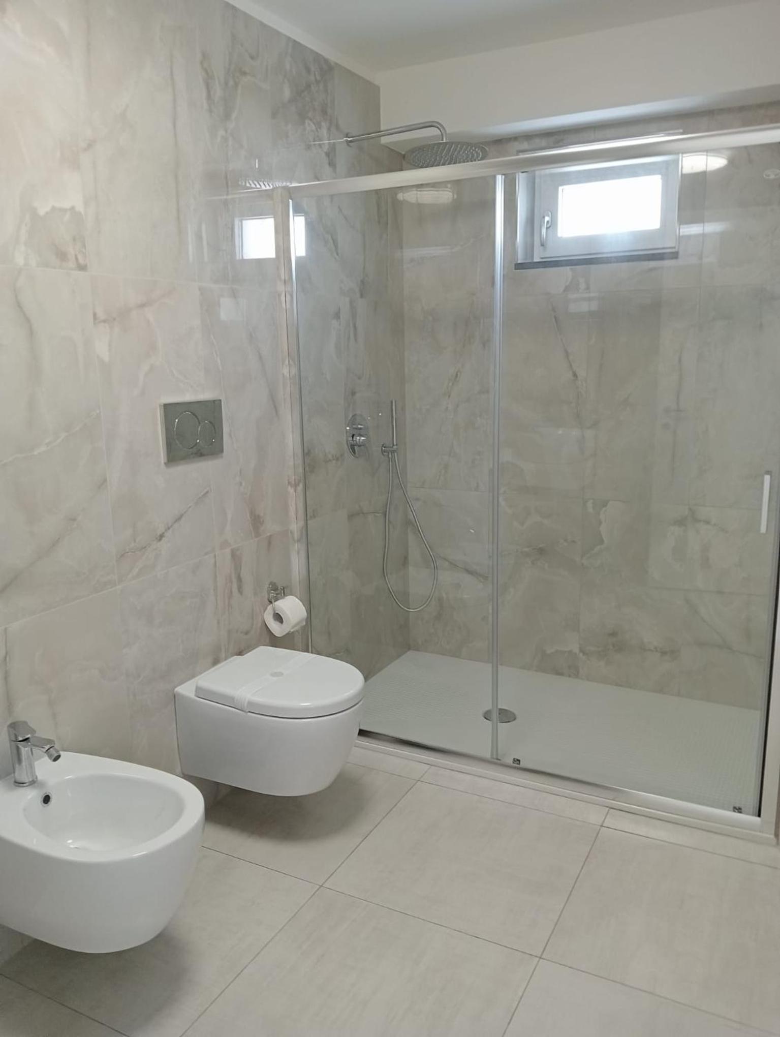 Suite with Hot Tub - Photo 11