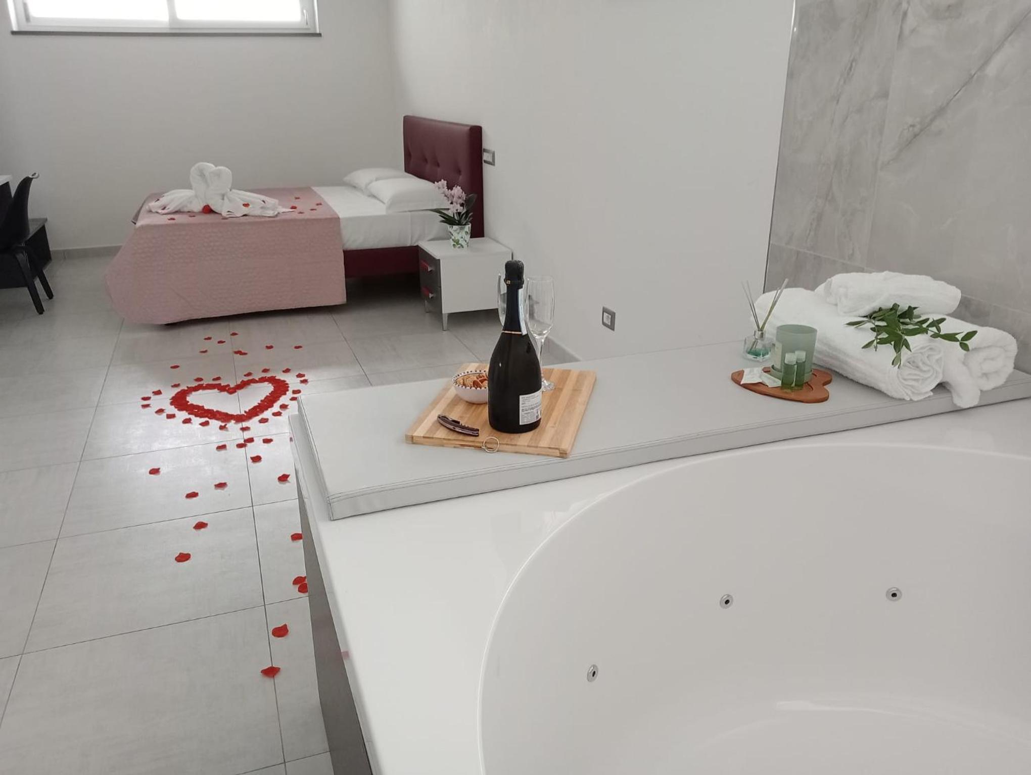 Suite with Hot Tub - Photo 7