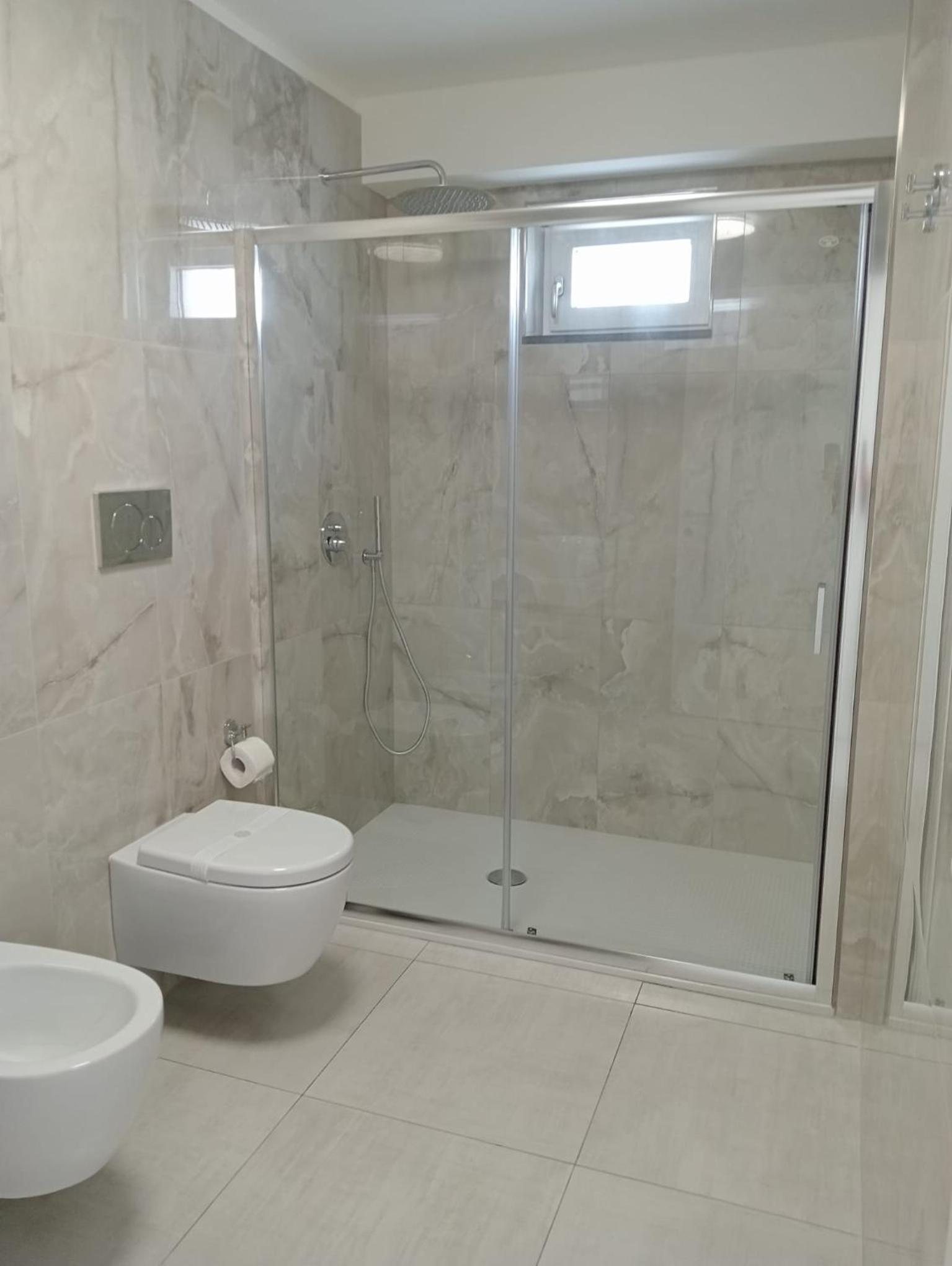 Suite with Hot Tub - Photo 8