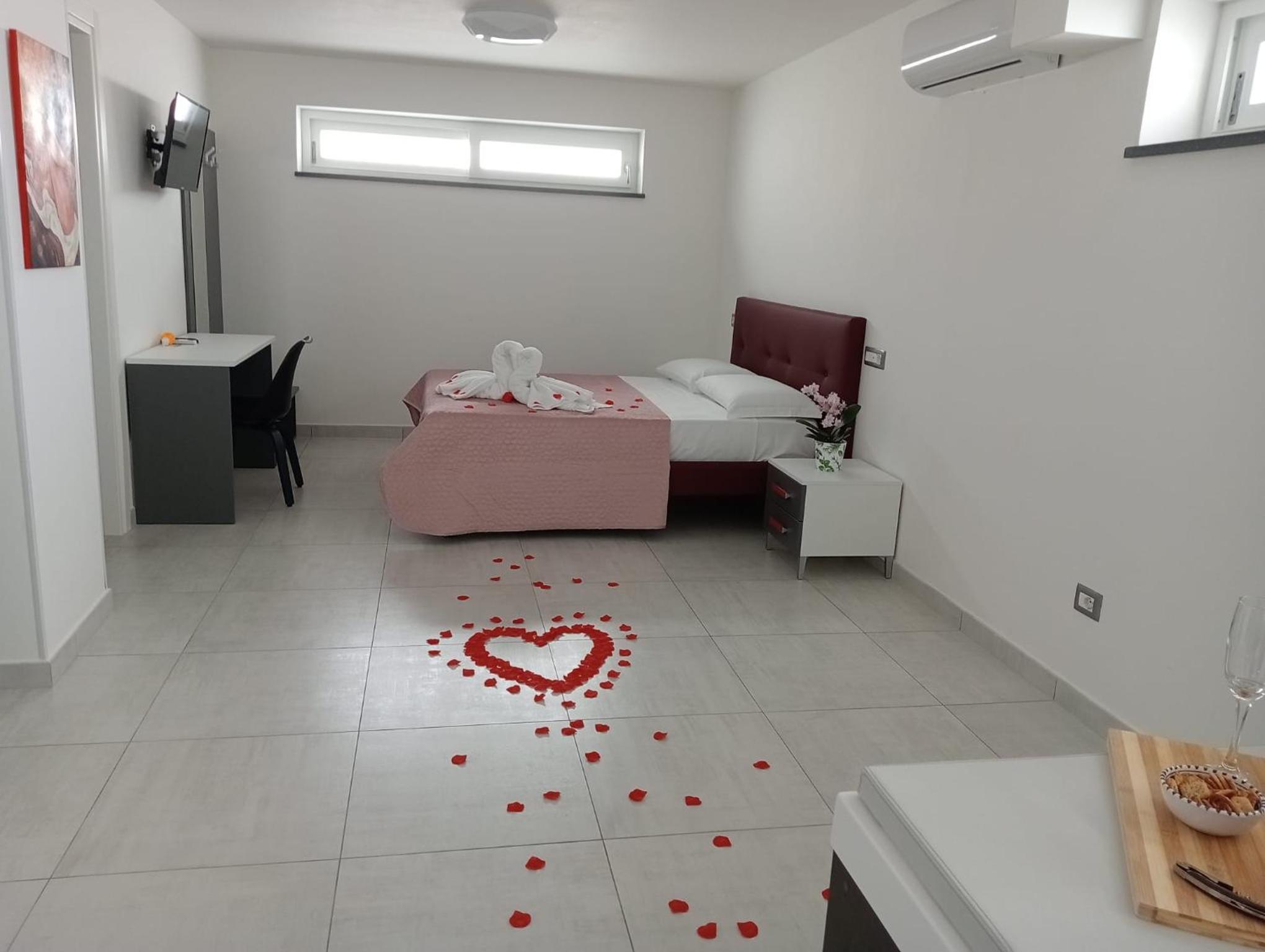 Suite with Hot Tub - Photo 9