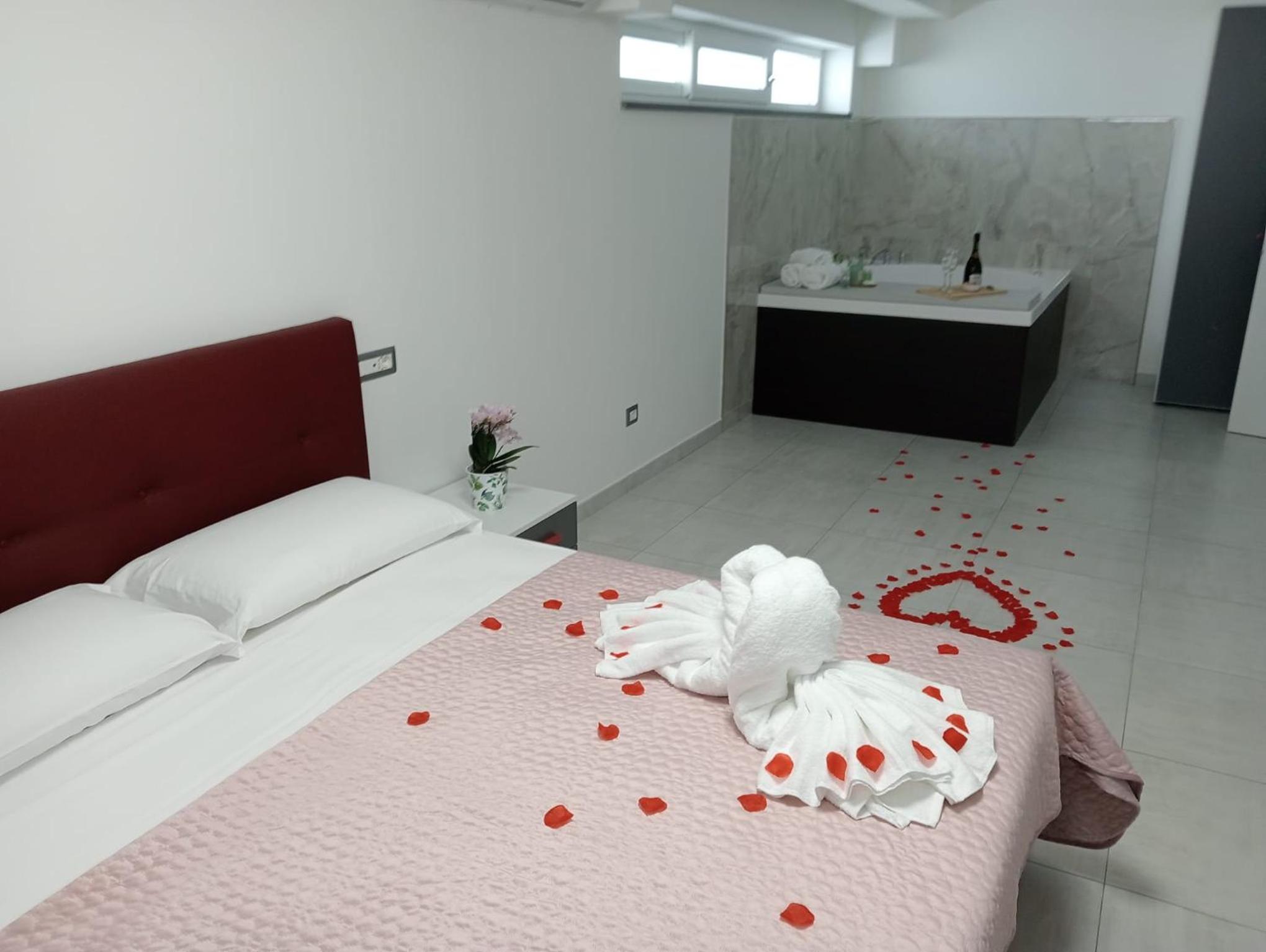 Suite with Hot Tub - Photo 10