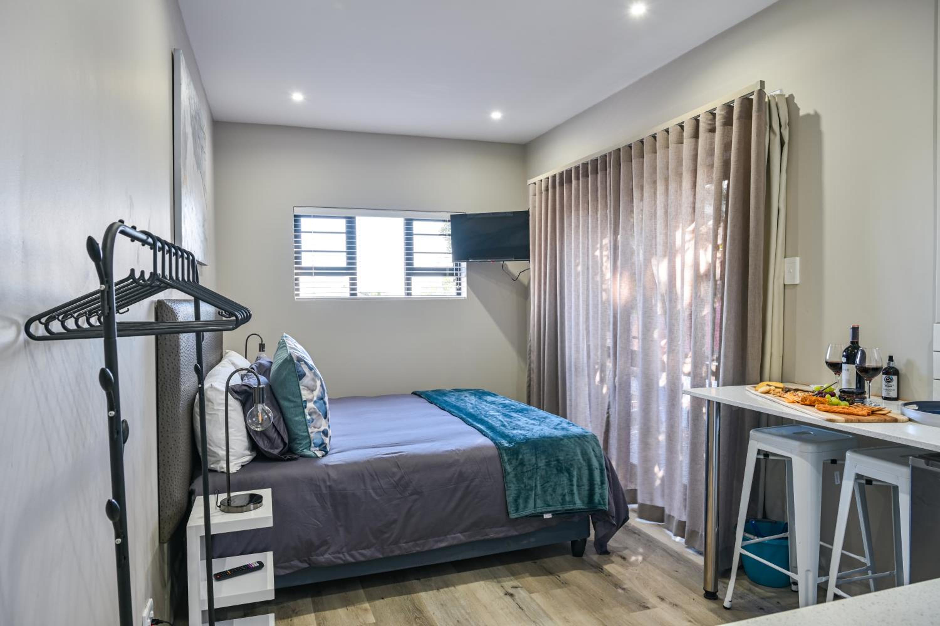 Standard King Room - Photo 4