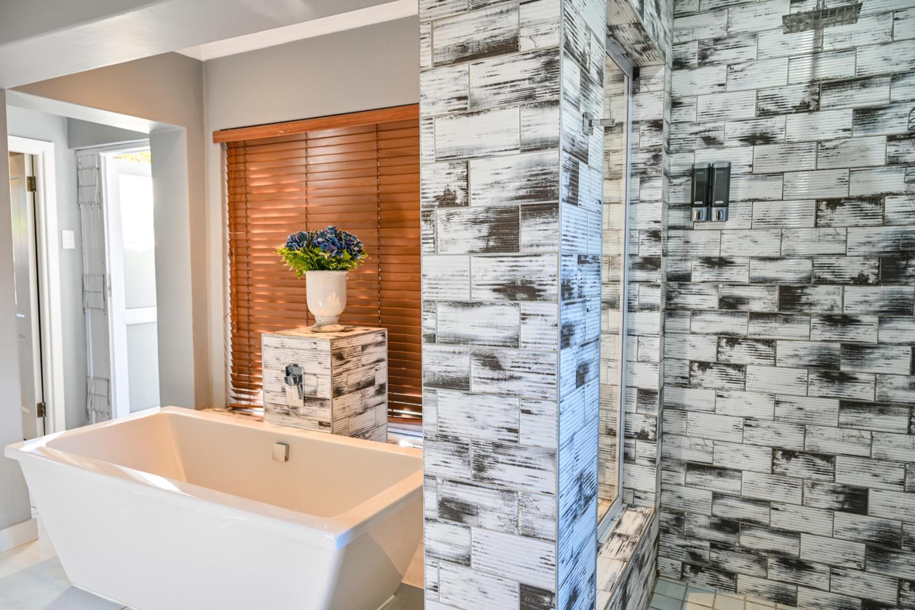 Superior King Suite - Photo 6