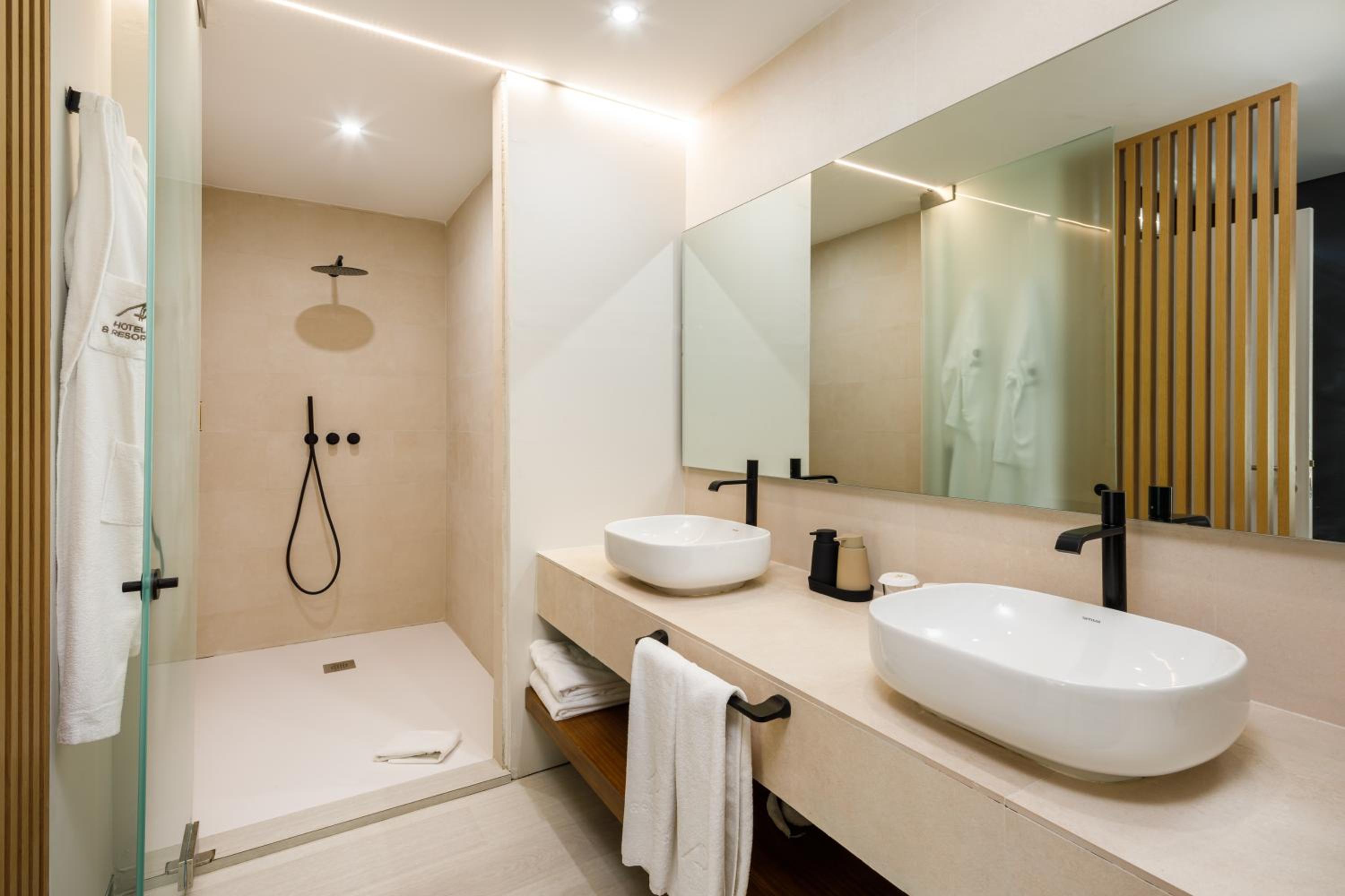 2 Bedroom Deluxe Suite - Photo 7