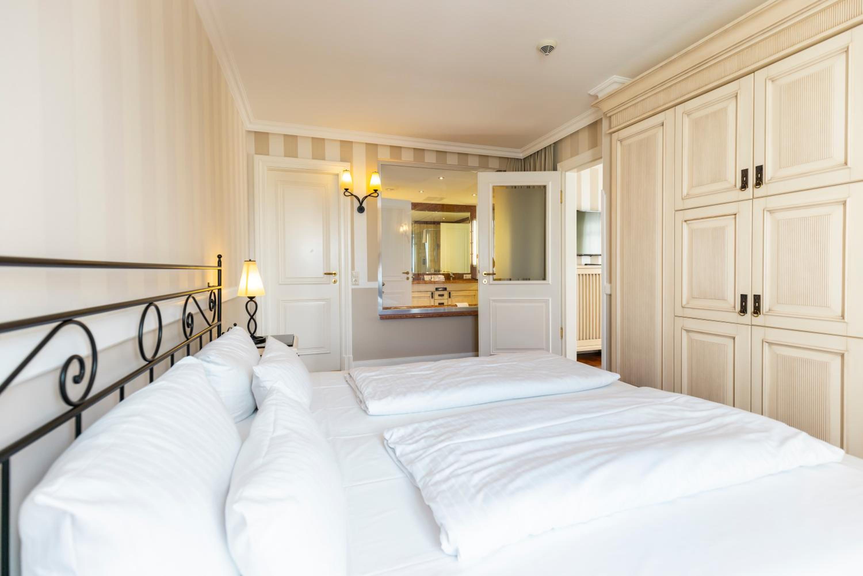 Suite - Photo 1