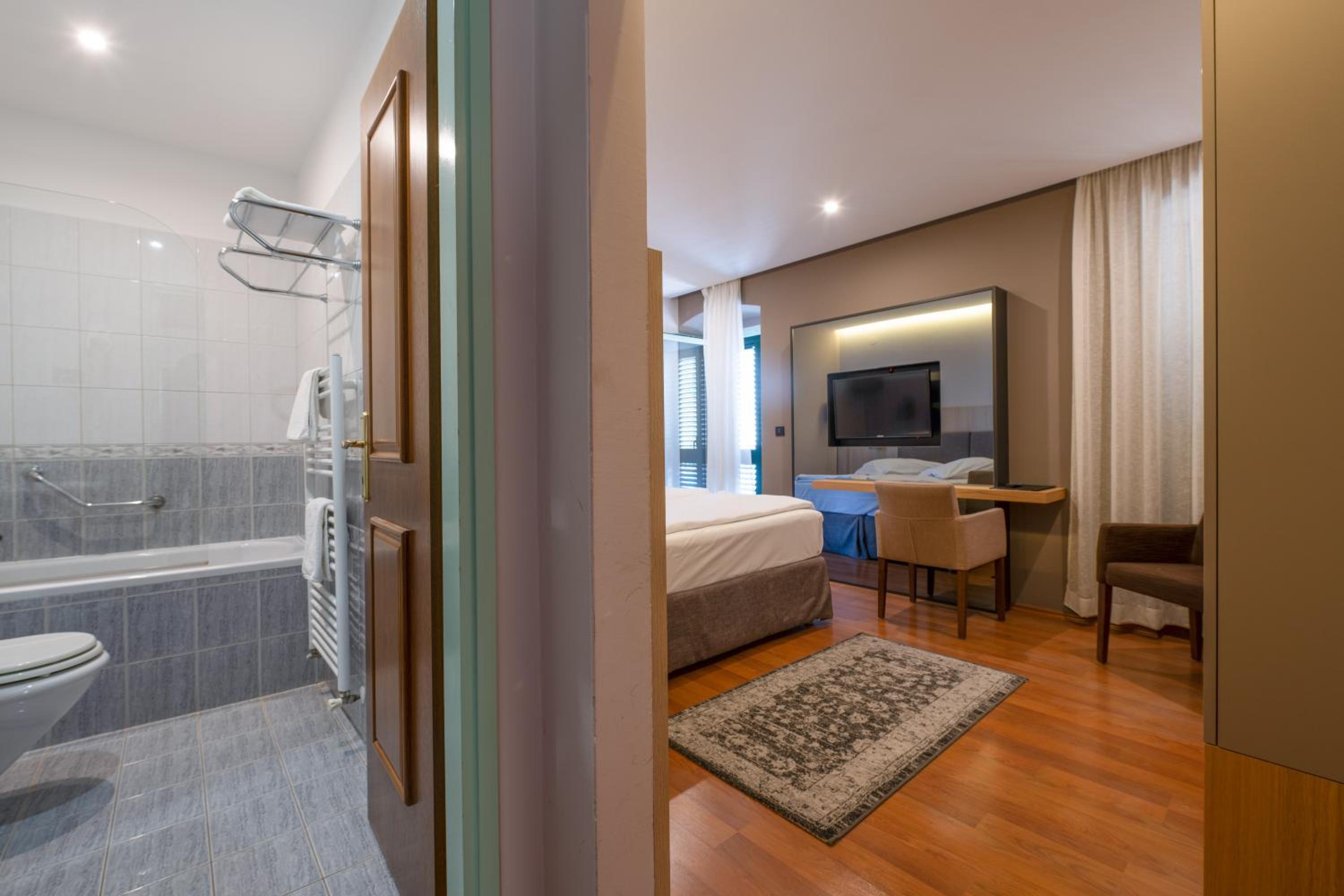 Double Room with Sea View - Photo 2