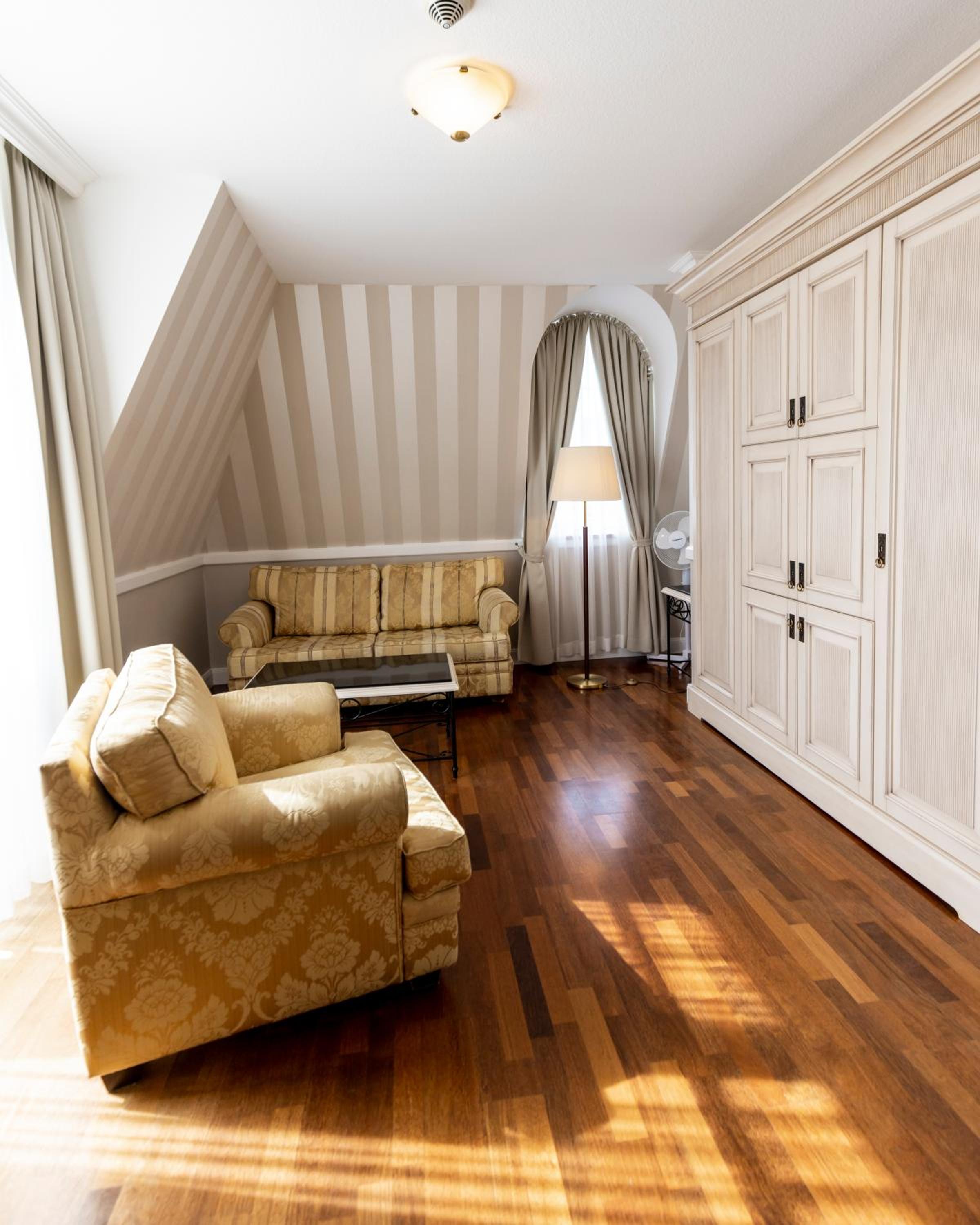Suite - Photo 5