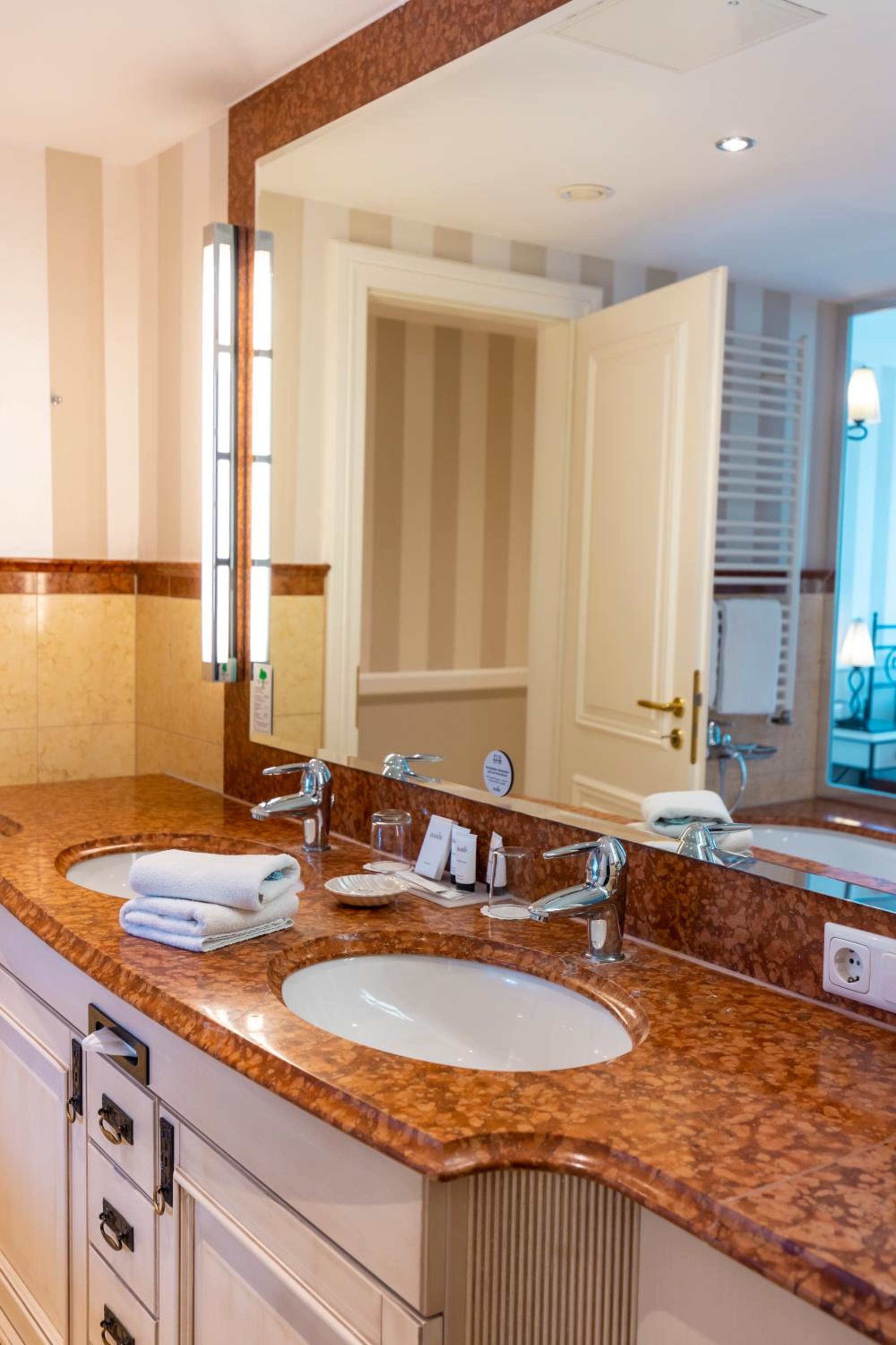 Suite - Photo 6