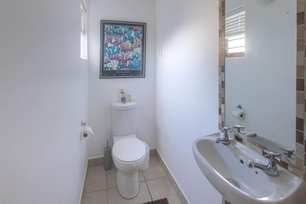 Five-Bedroom House photo 3