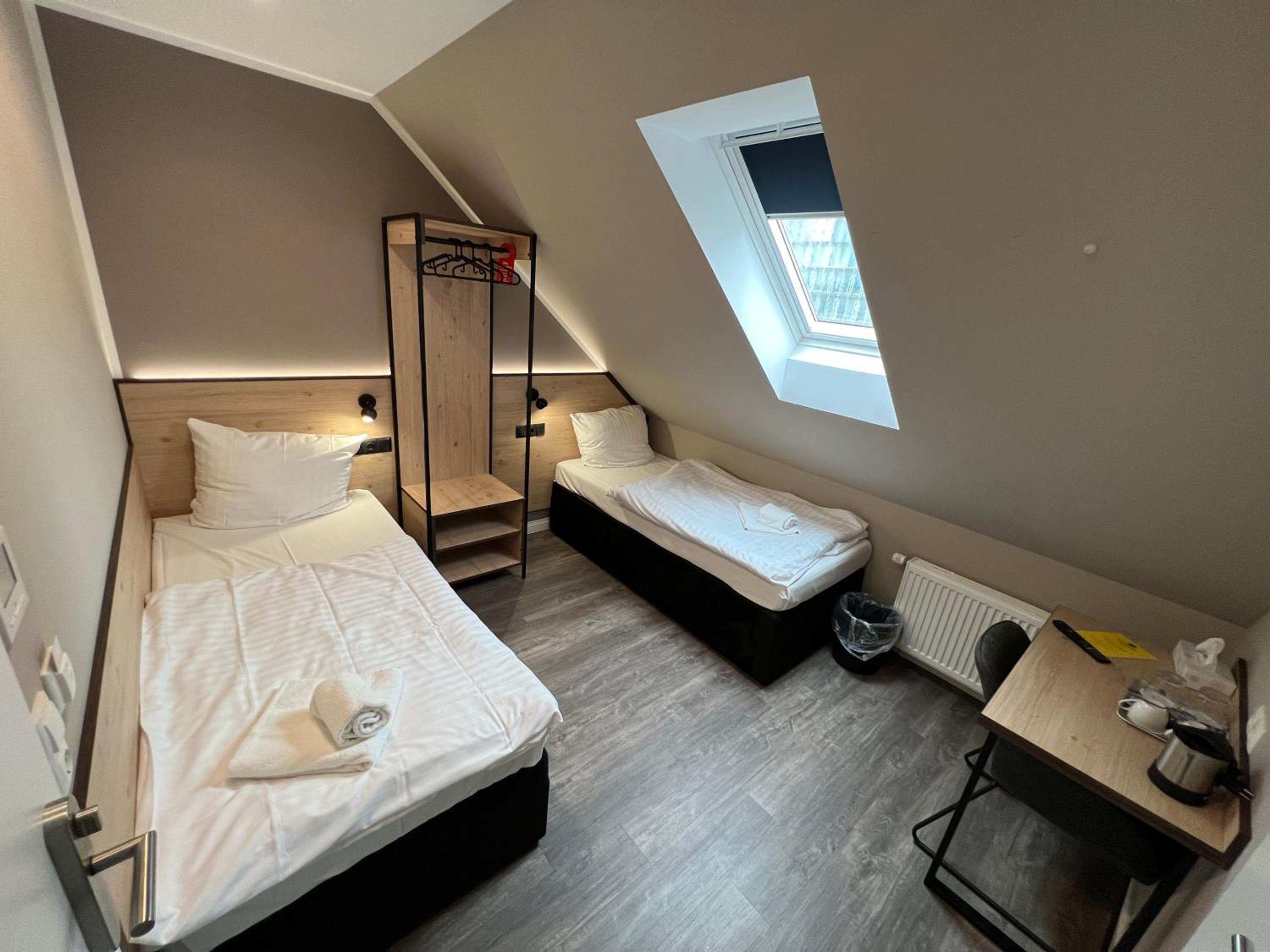 Standard Twin Room - Photo 1