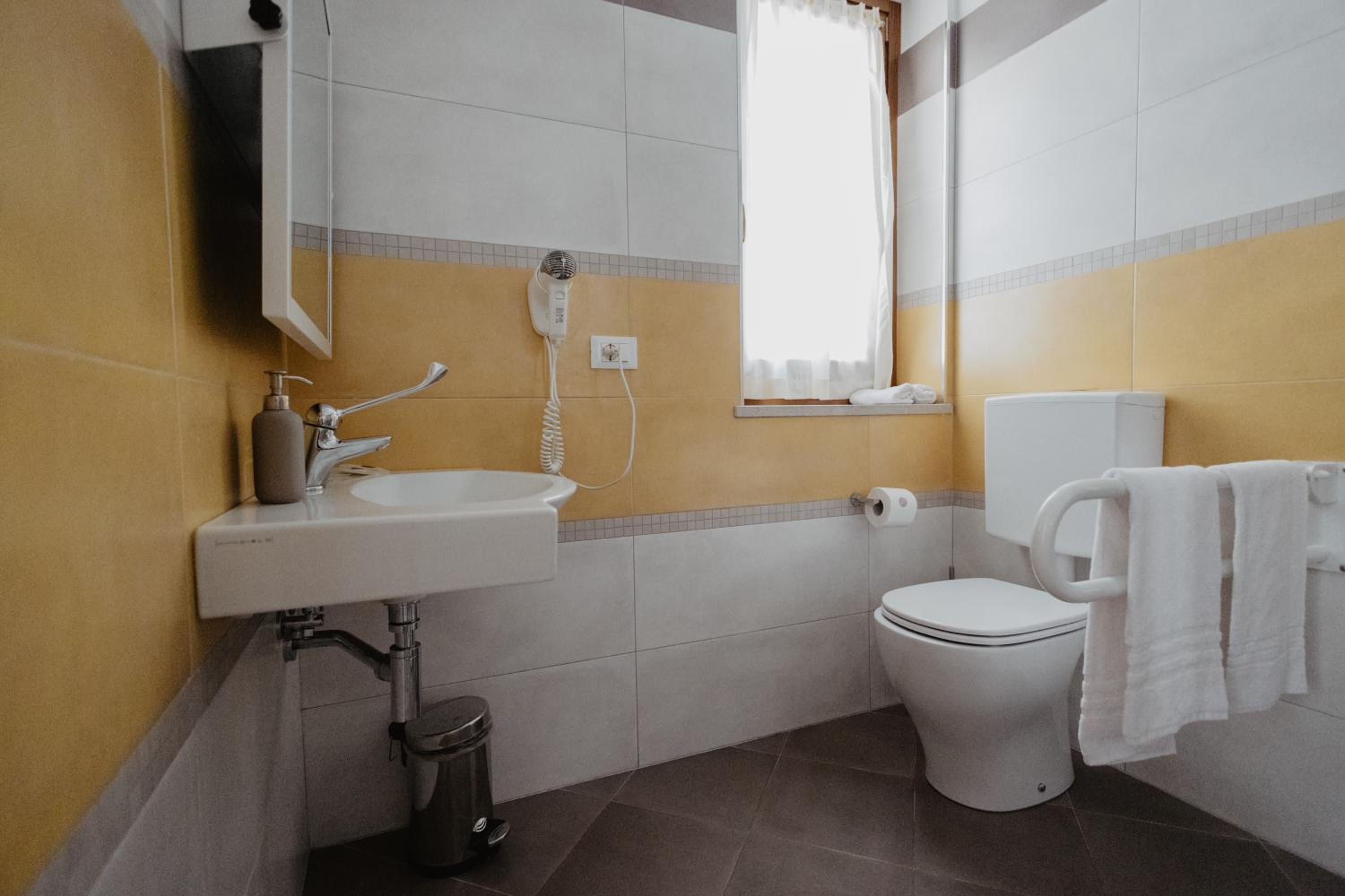 Double Room - Disability Access photo 3