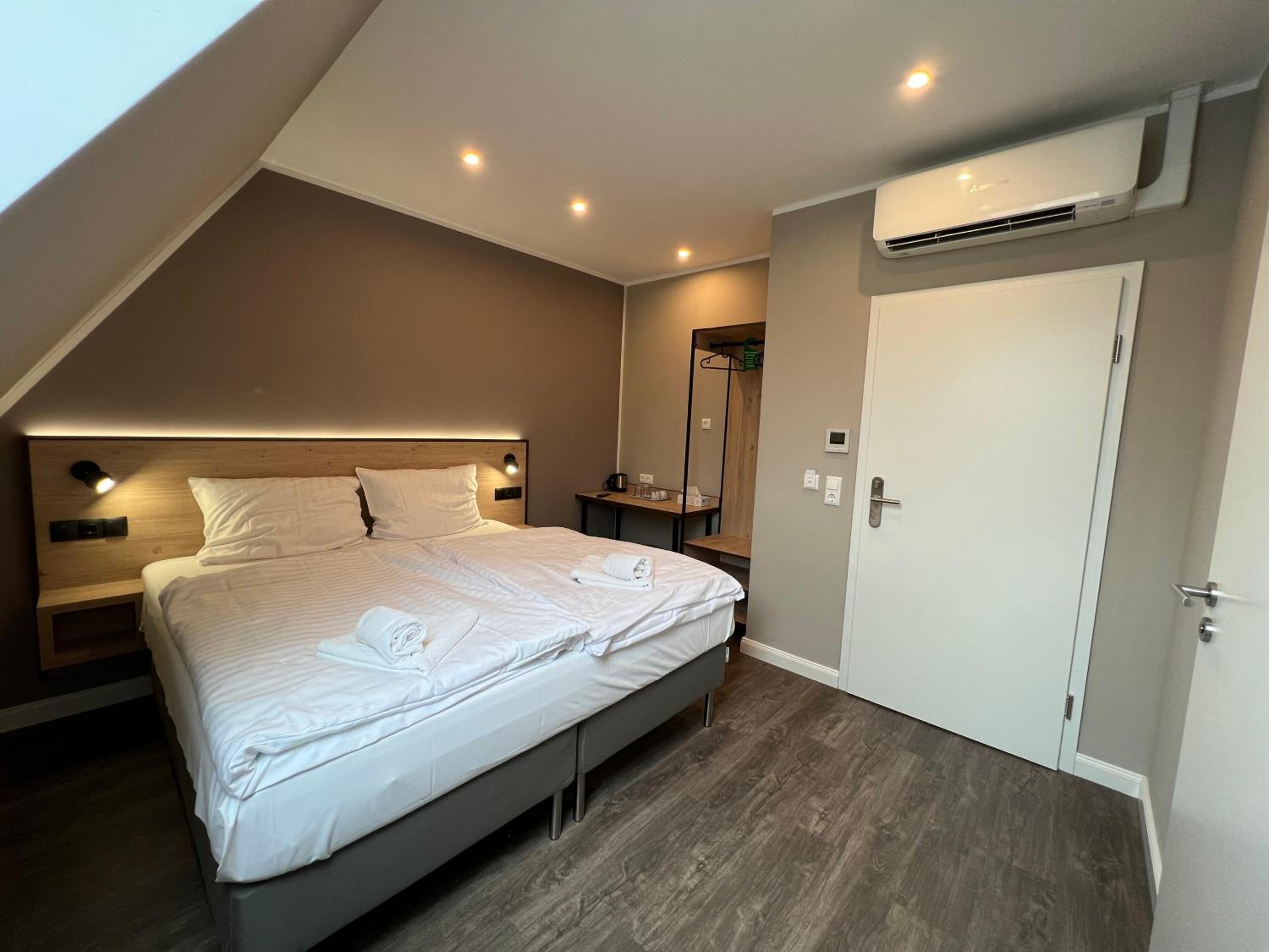 Standard Double Room - Photo 9
