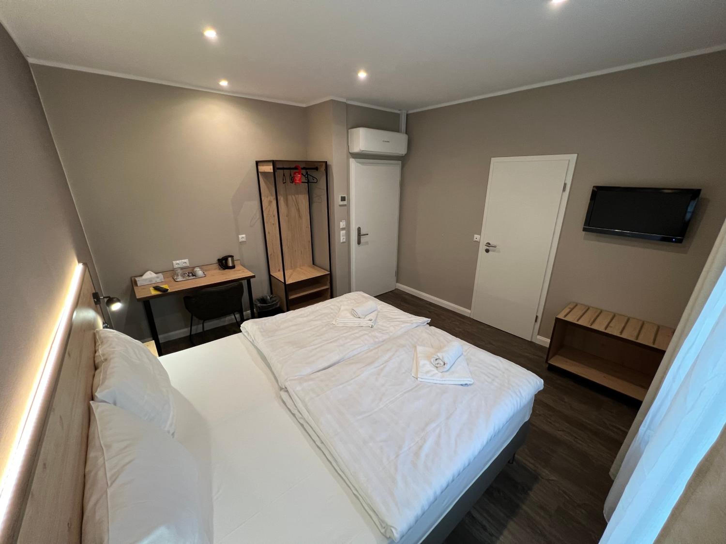 Standard Double Room - Photo 10