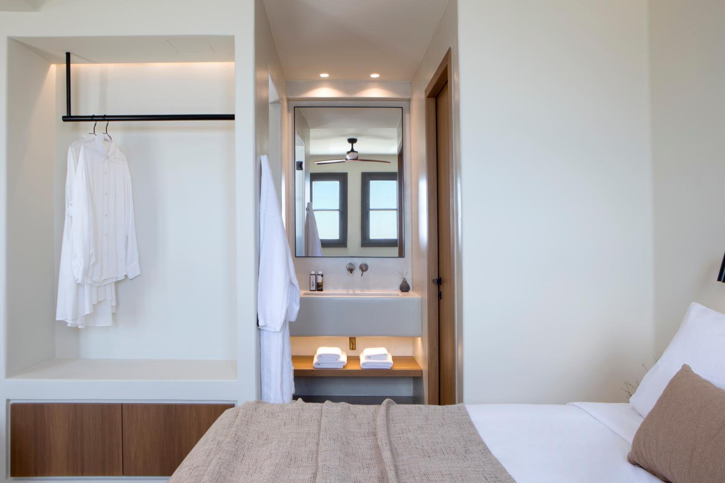 Junior Suite with Heated Plunge Pool and Sea View - Photo 18