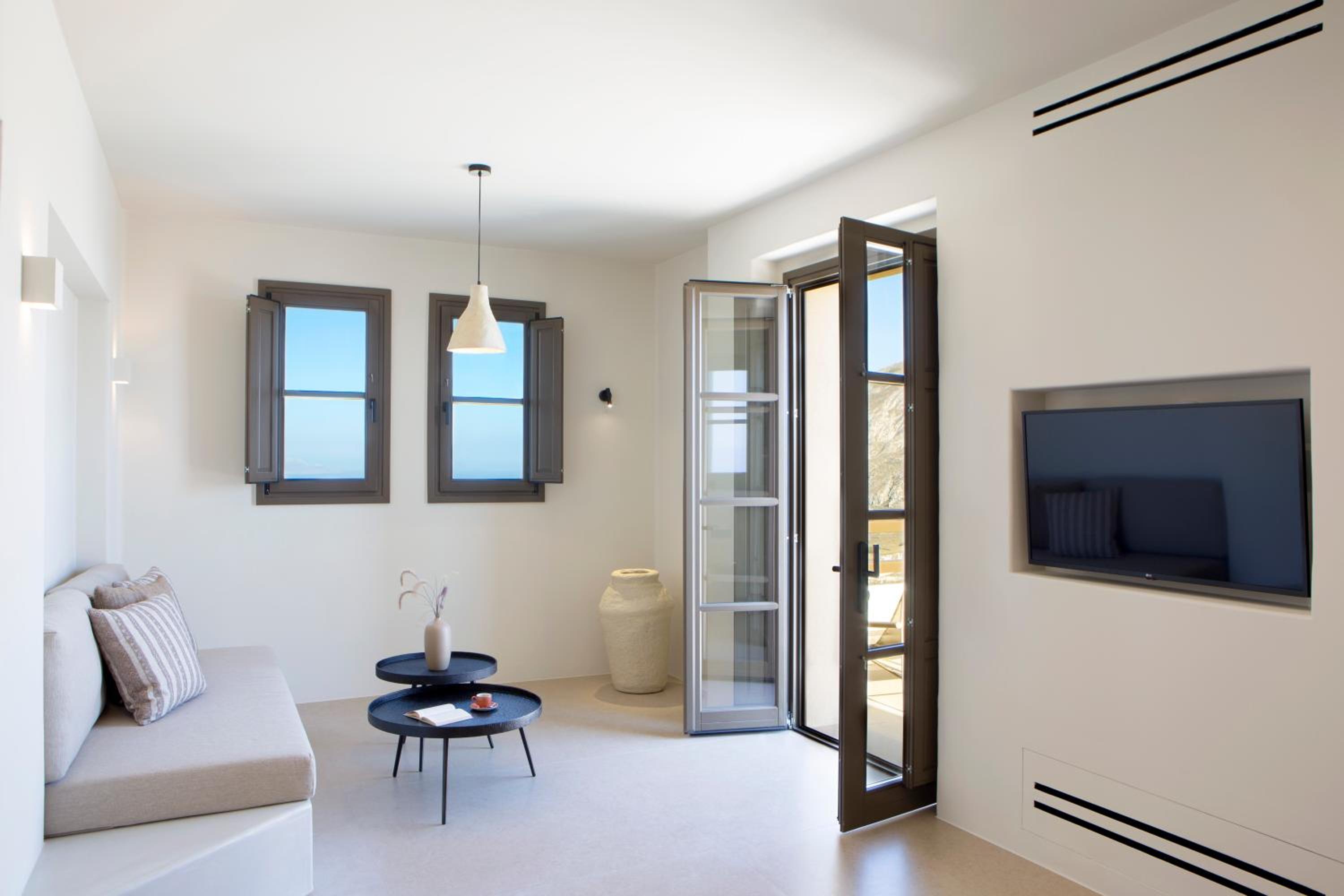 Comfort Suite with Heated Plunge Pool and Sea View photo 3