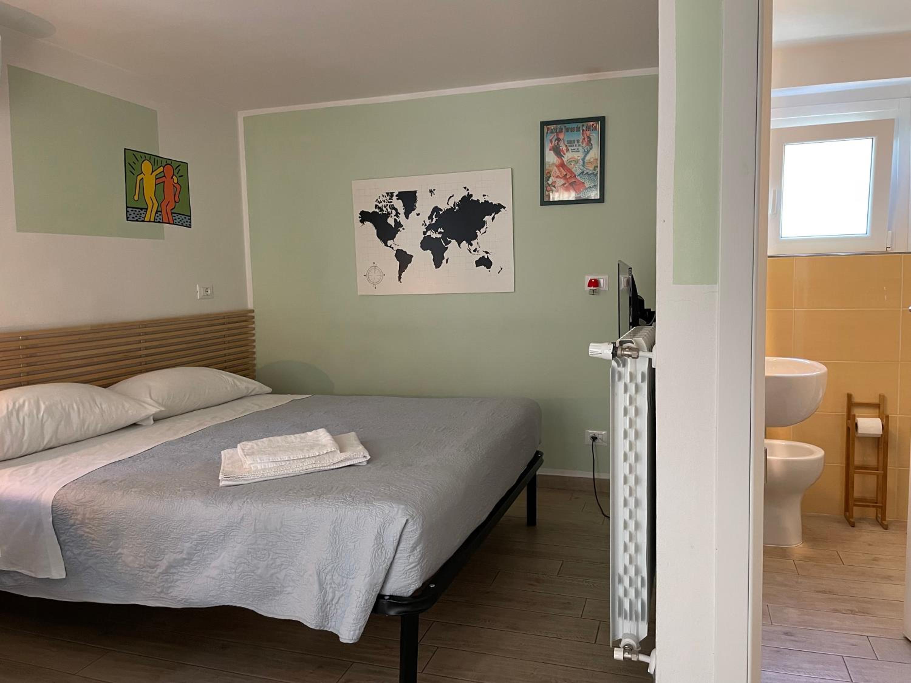 Single Room with Private Bathroom photo 1