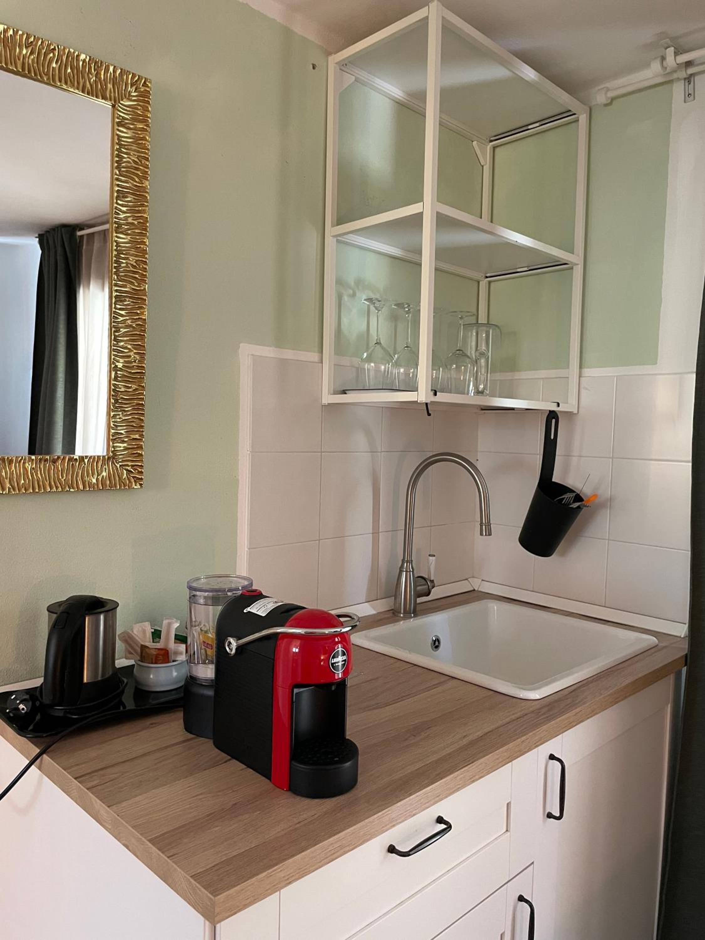 Single Room with Private Bathroom photo 2