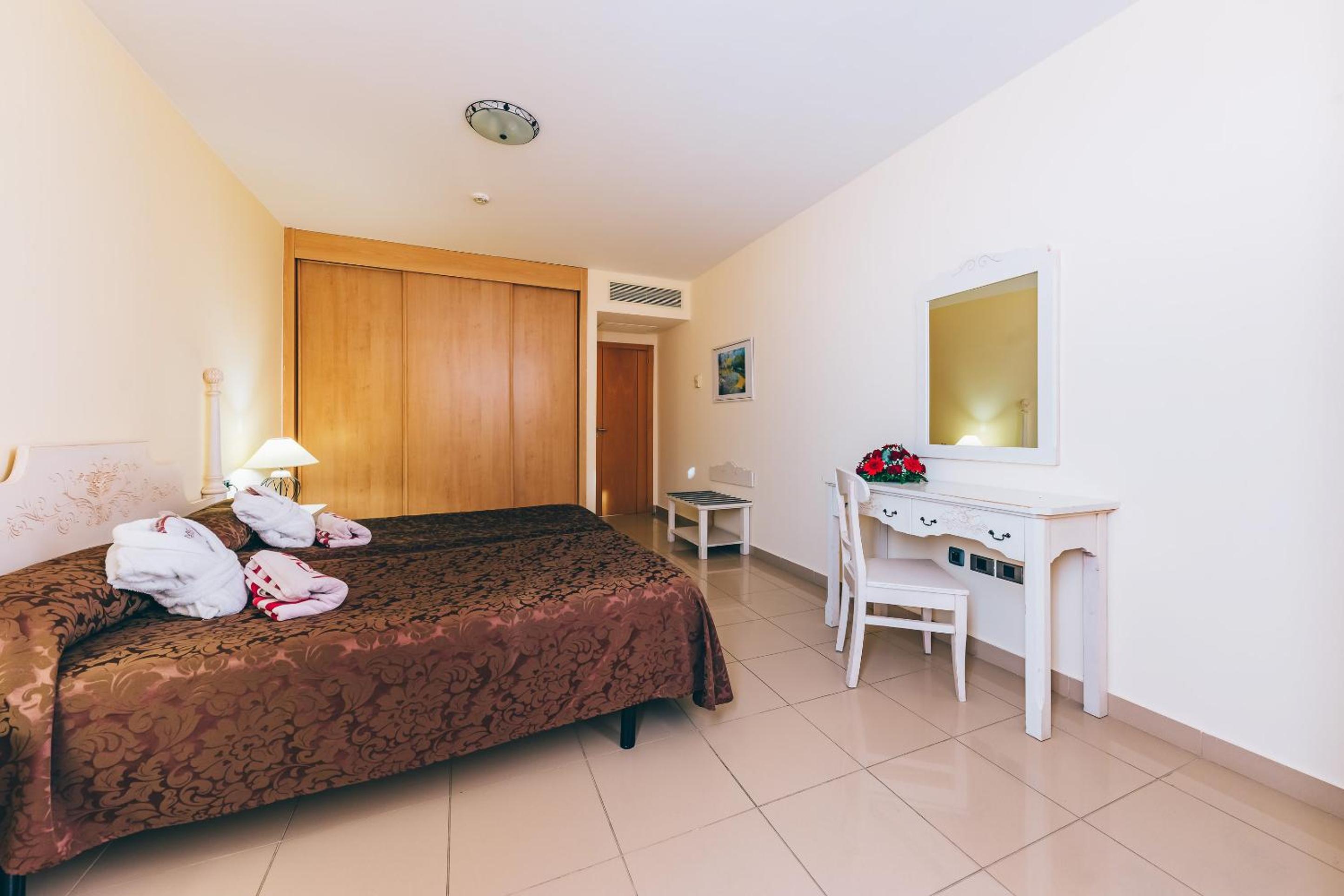 Junior Suite with Pool or Sea View (2 Adults + 2 Children)