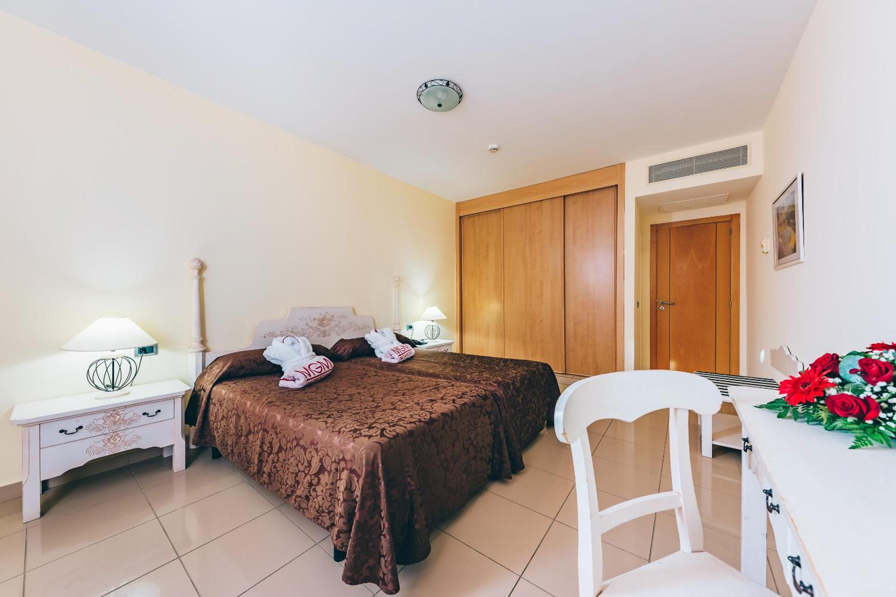 Junior Suite with Pool or Sea View (2 Adults + 2 Children)