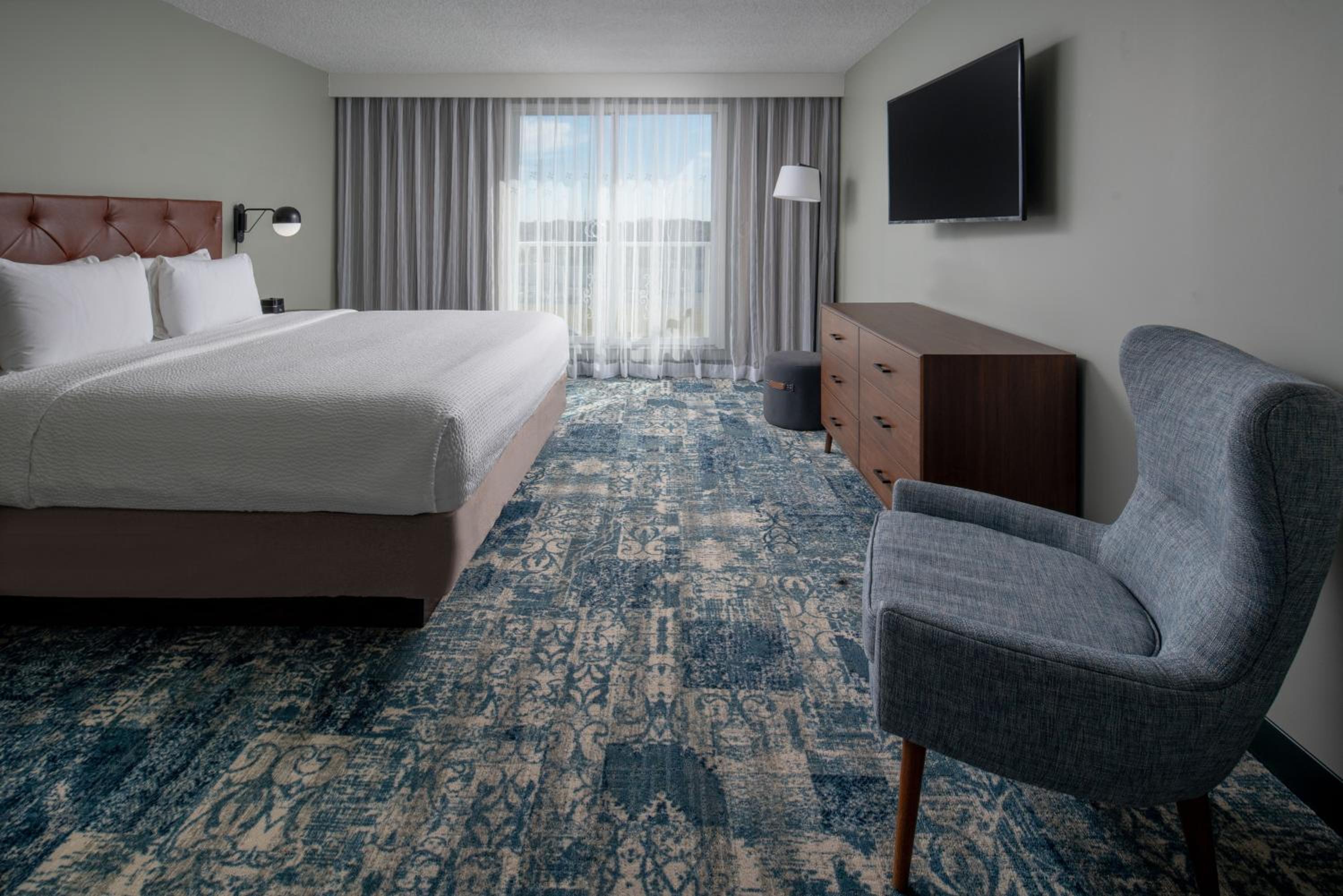 Spacious, 1 Bedroom Suite, 1 King, Sofa bed (Mobility Accessible w/ Tub) - Photo 2