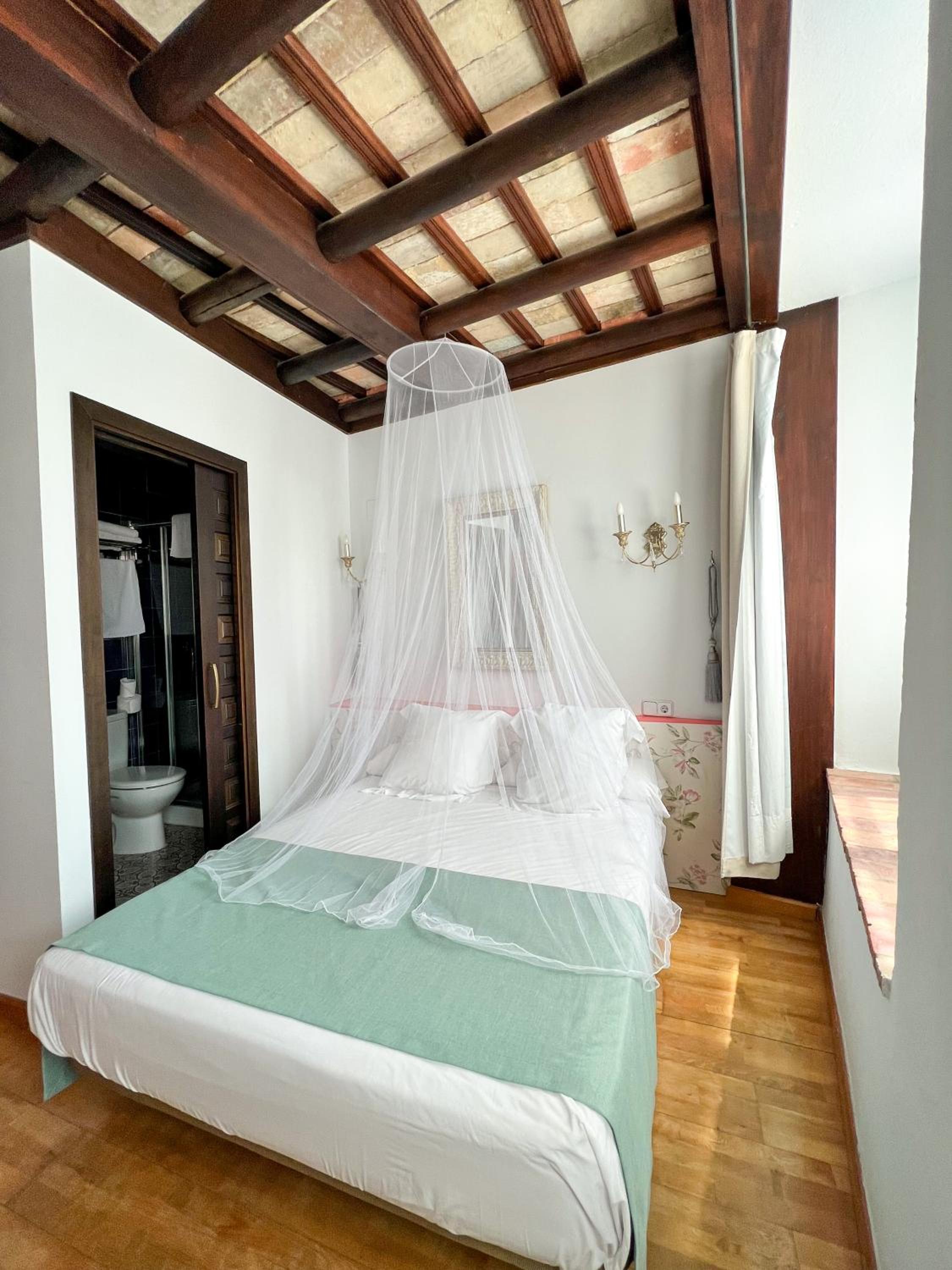 Double Room with Private Bathroom - Photo 24