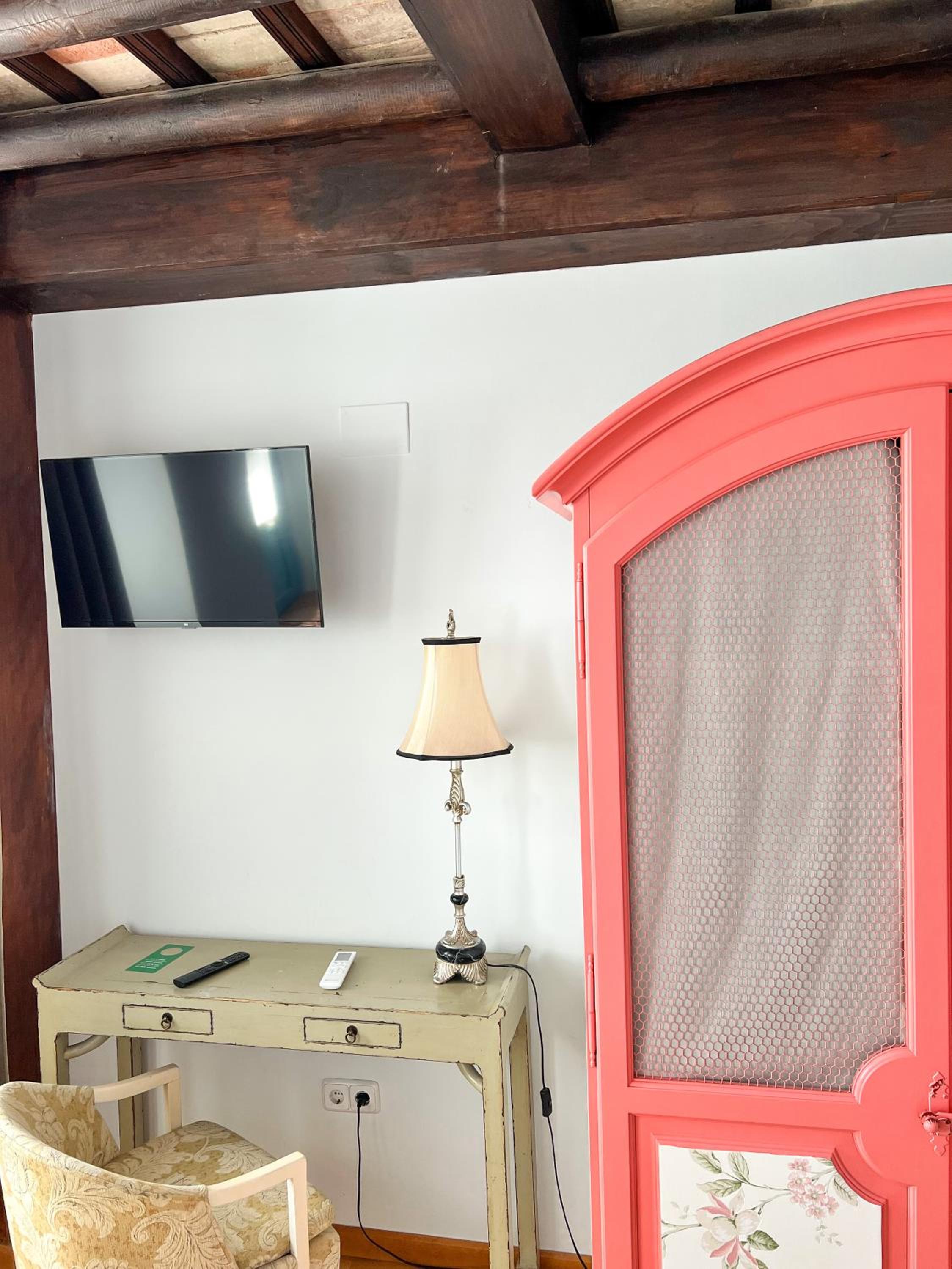 Double Room with Private Bathroom - Photo 10