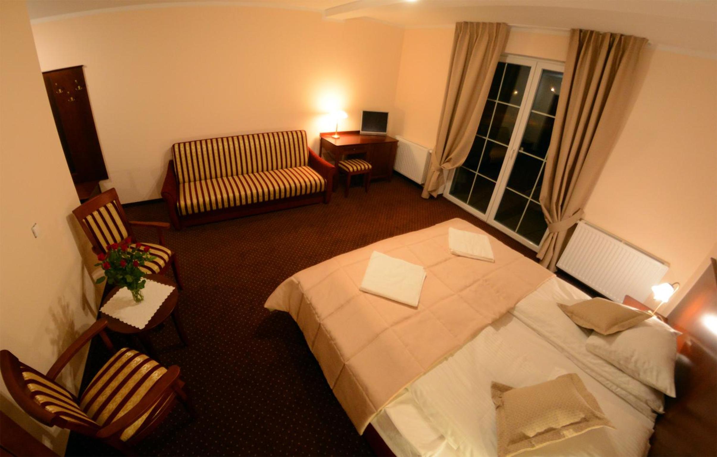 Quadruple Room with Balcony - Photo 4
