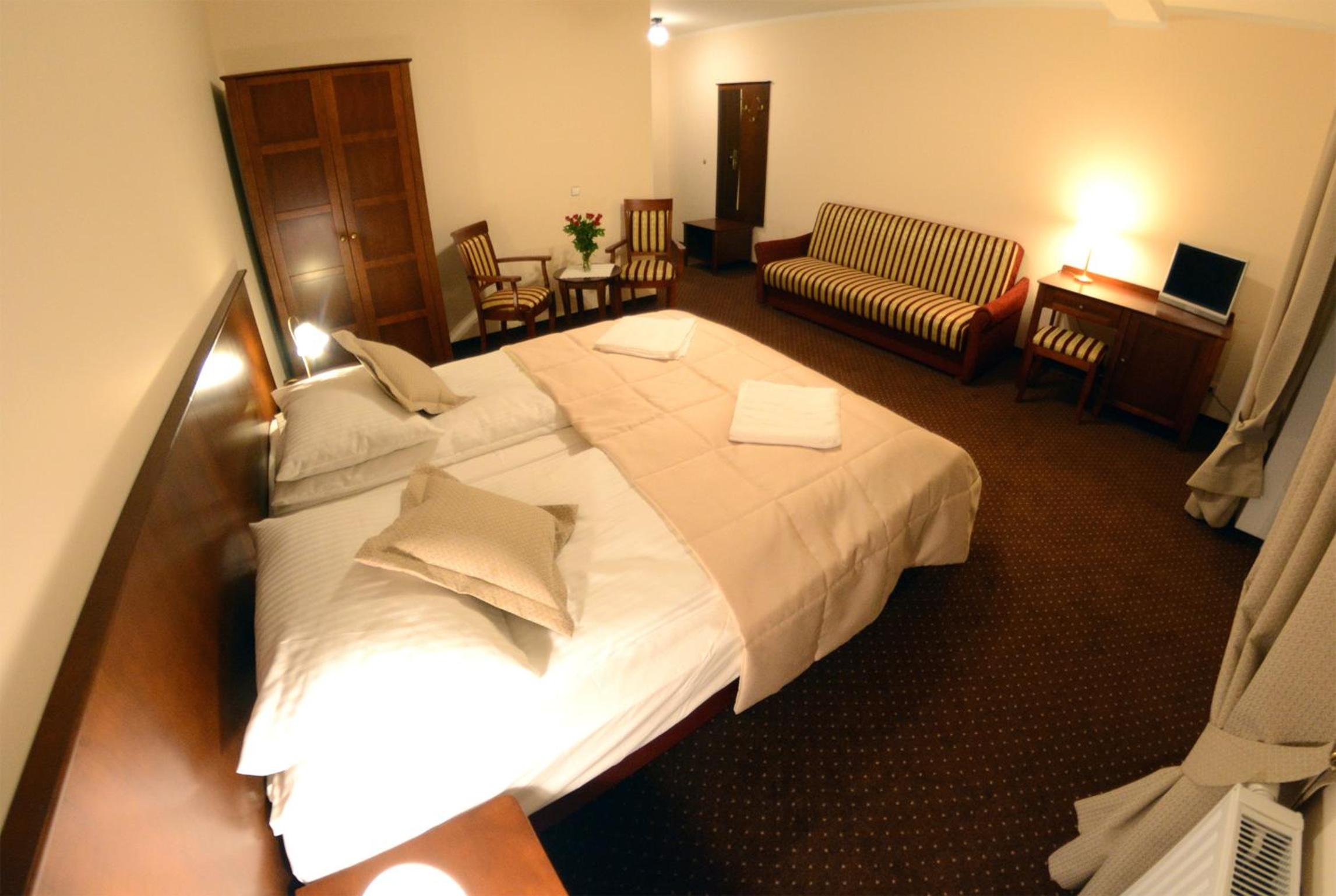 Quadruple Room with Balcony - Photo 3