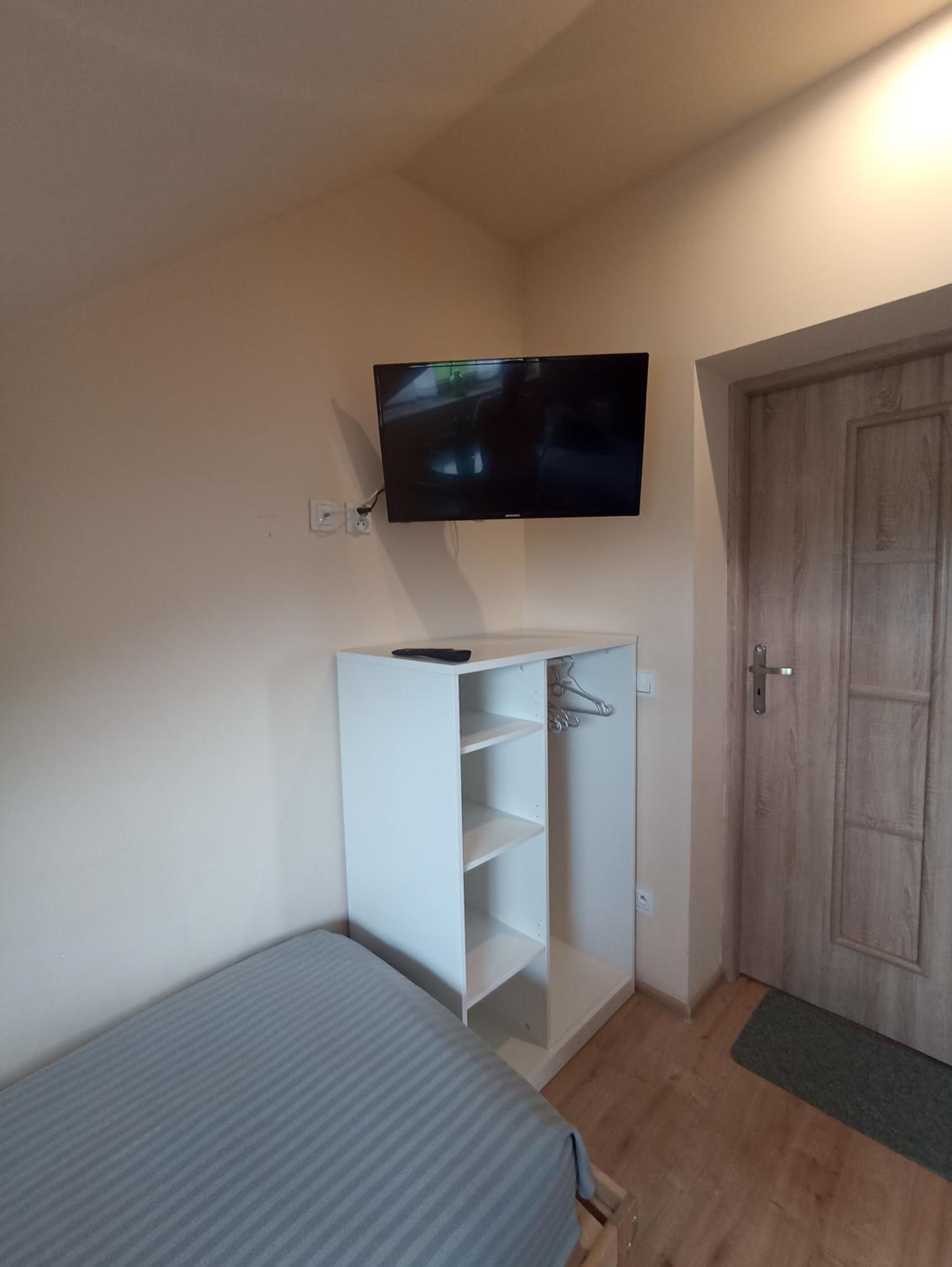 Triple Room with Private Bathroom - Photo 2