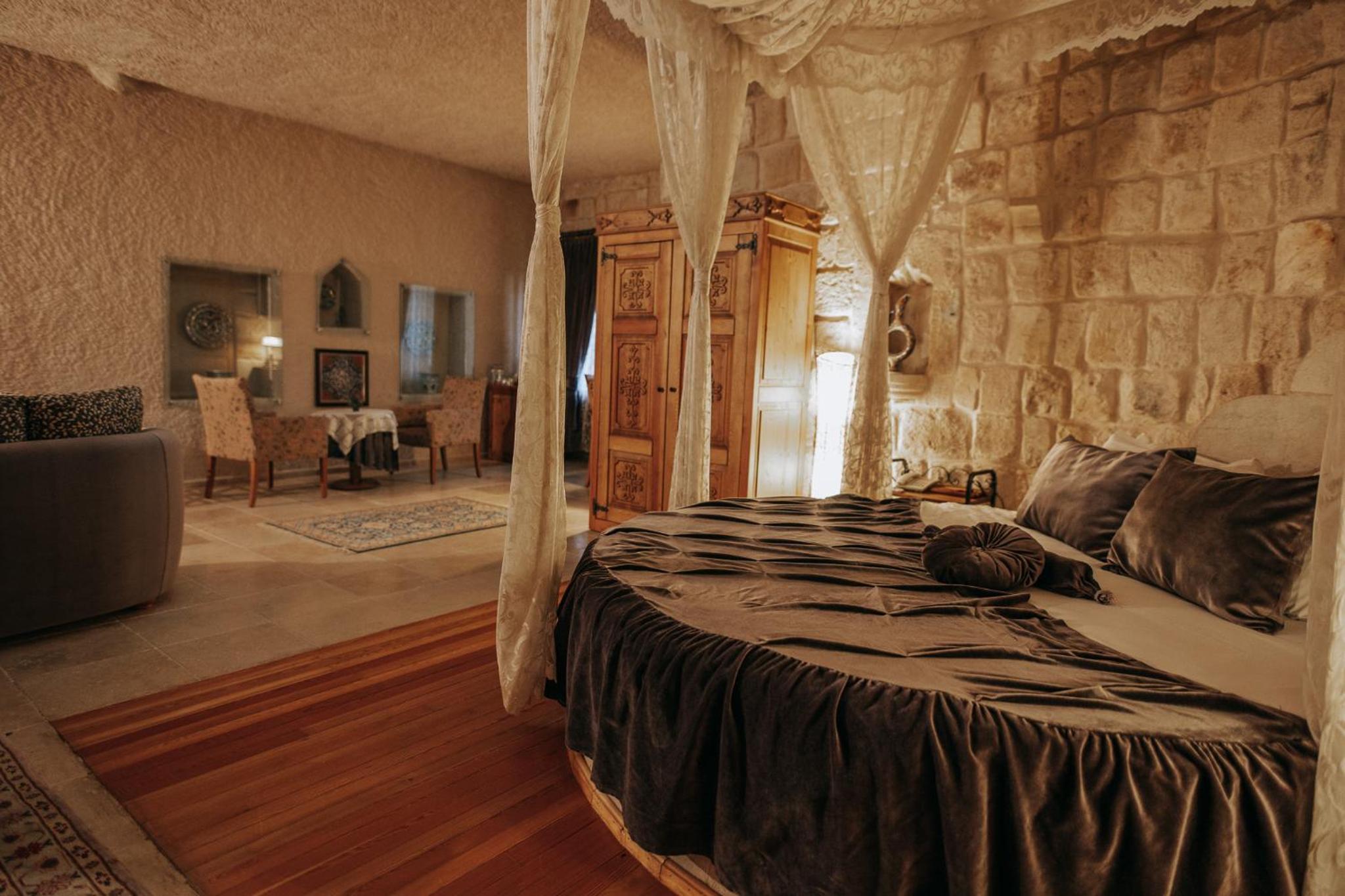 Suite - Photo 1
