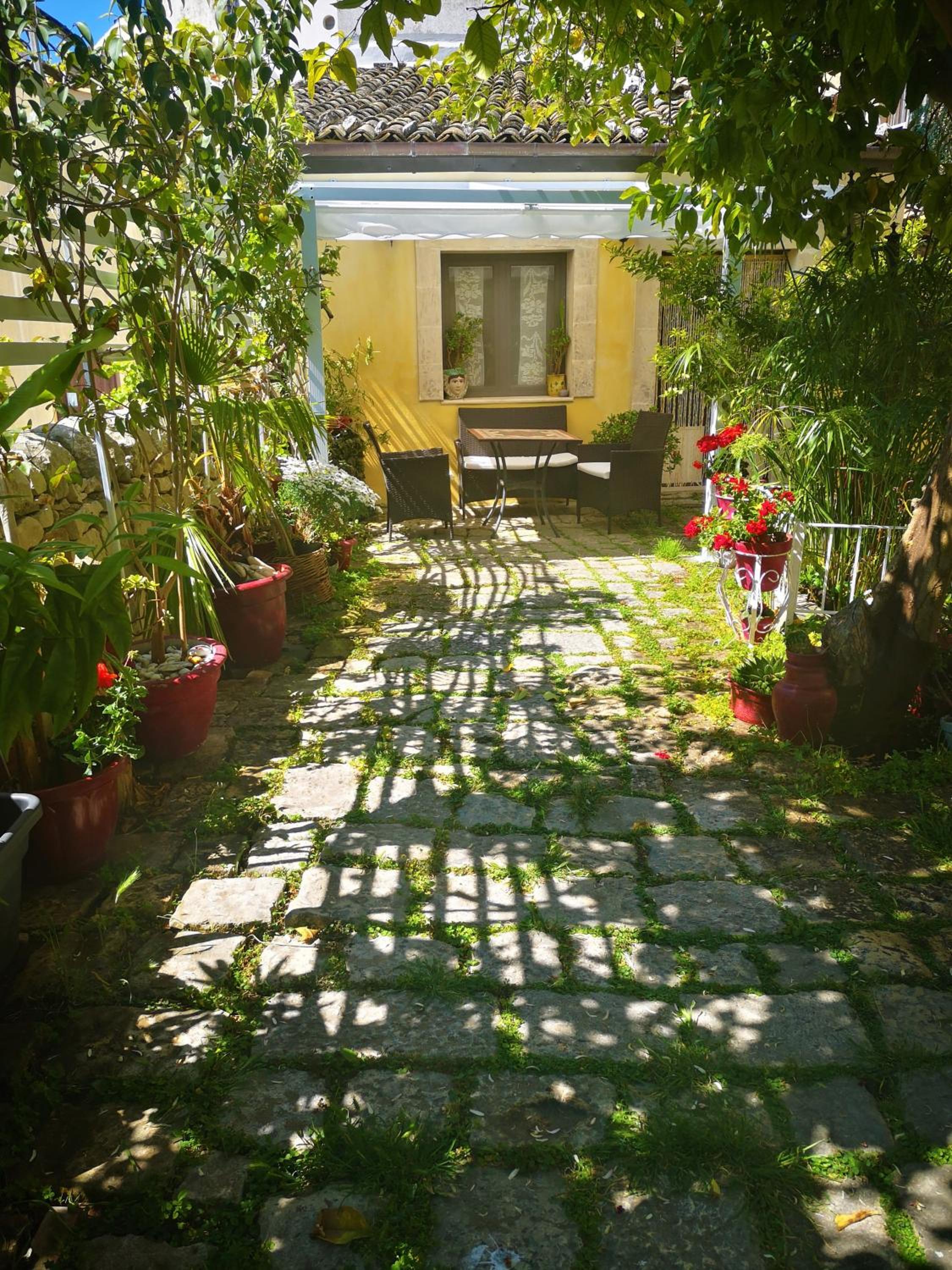 Suite with Garden View - Photo 23