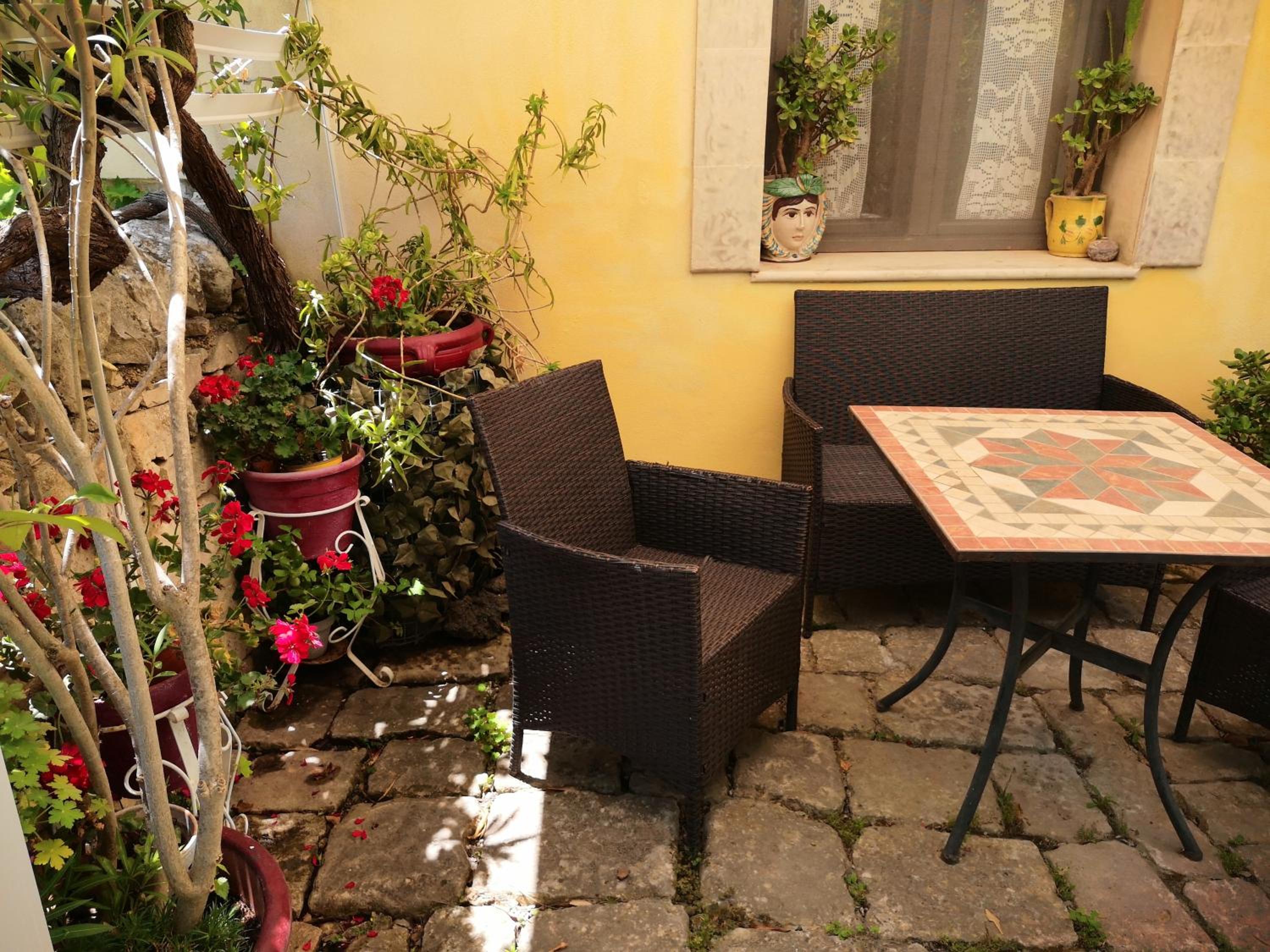 Suite with Garden View - Photo 20