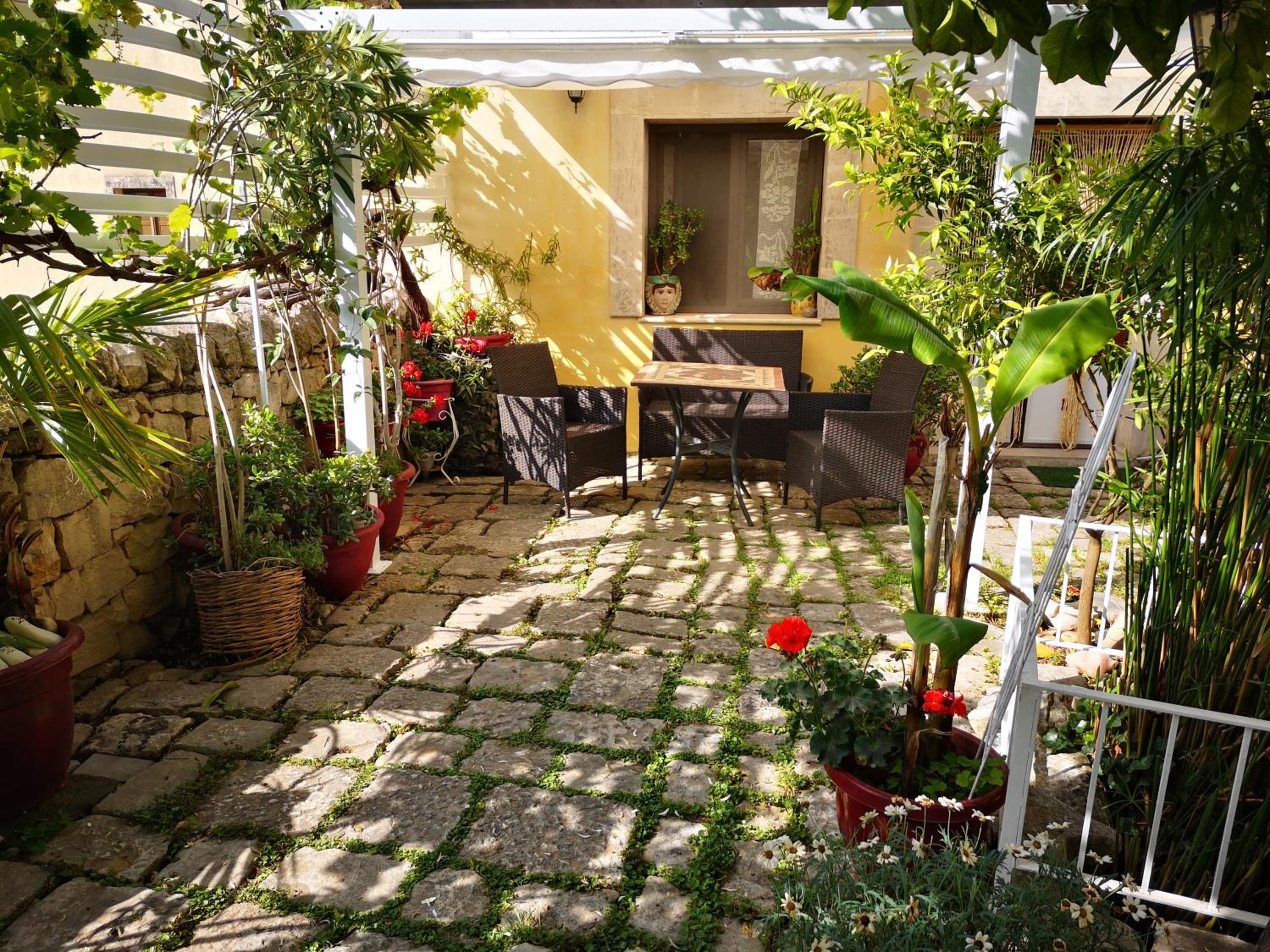 Suite with Garden View - Photo 14