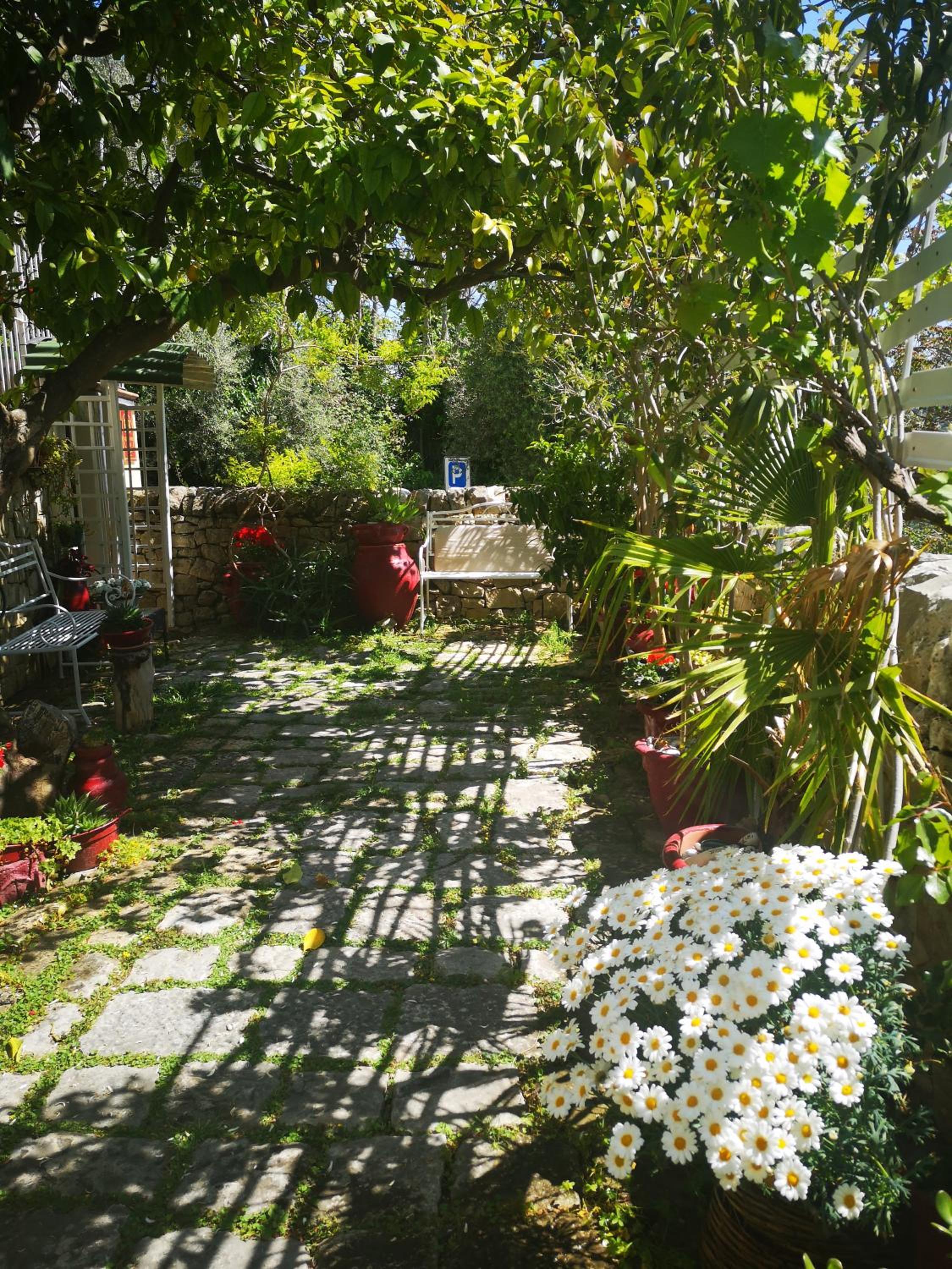 Suite with Garden View - Photo 11