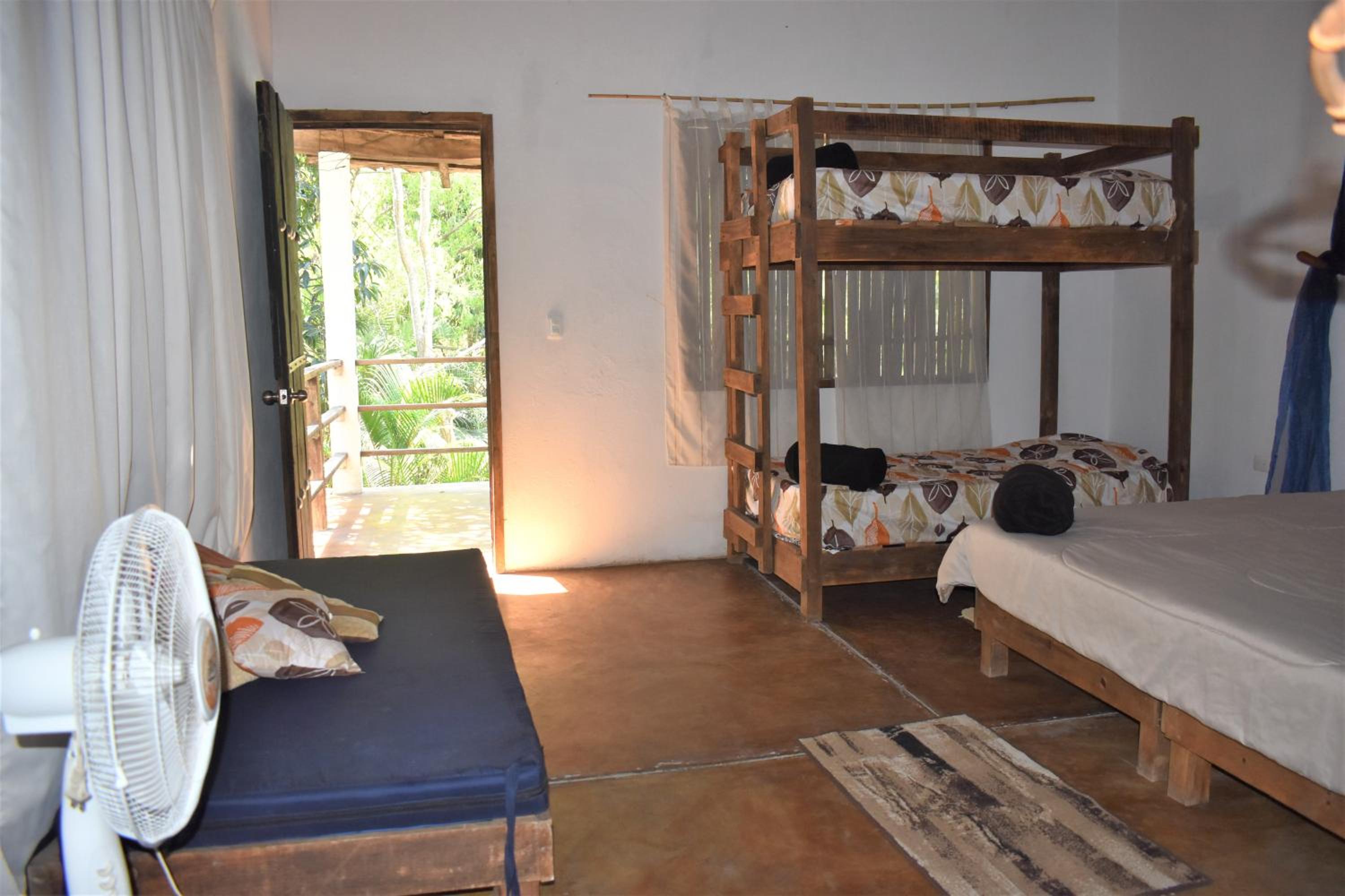 Quadruple Room with Private Bathroom - Photo 10