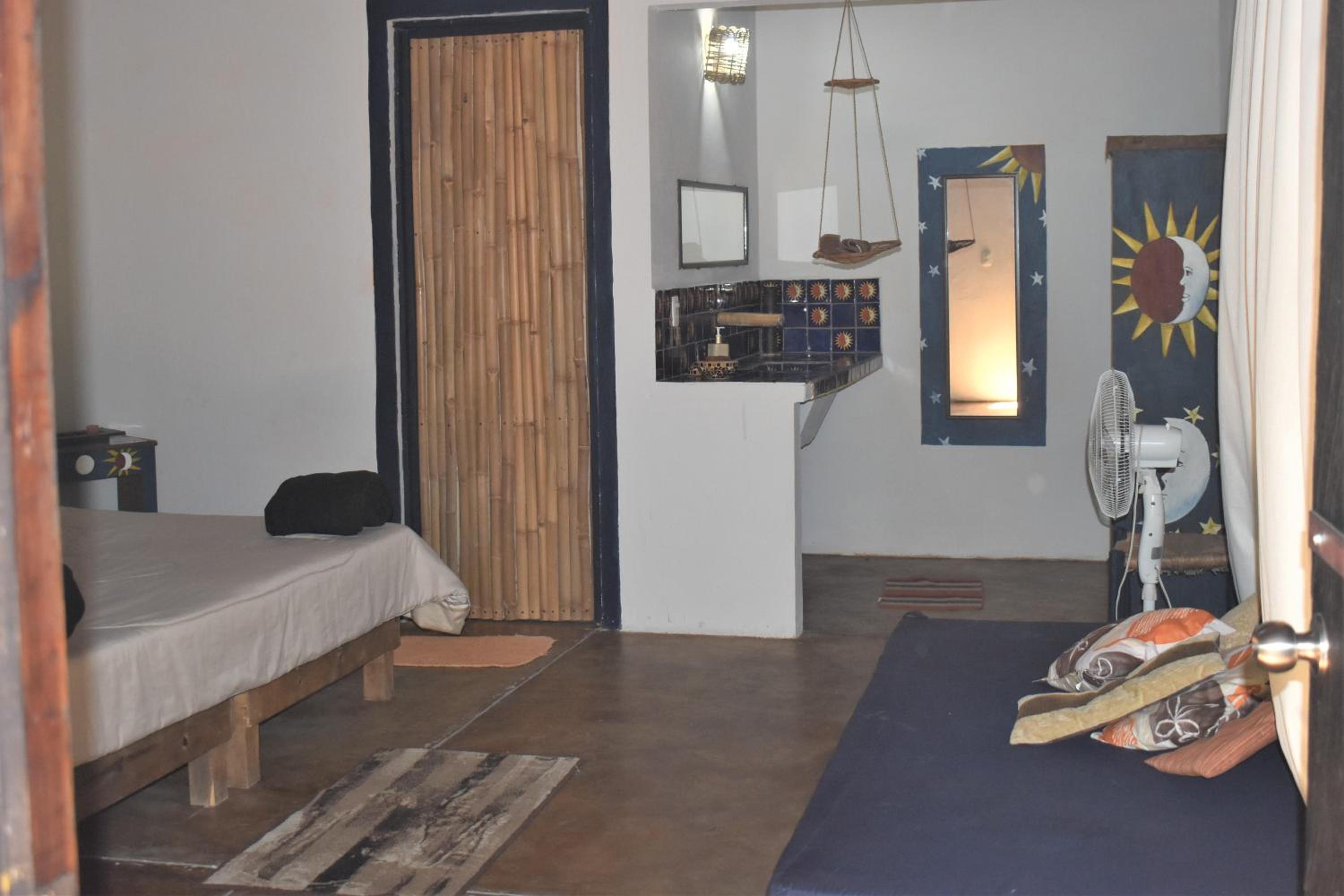 Quadruple Room with Private Bathroom - Photo 15