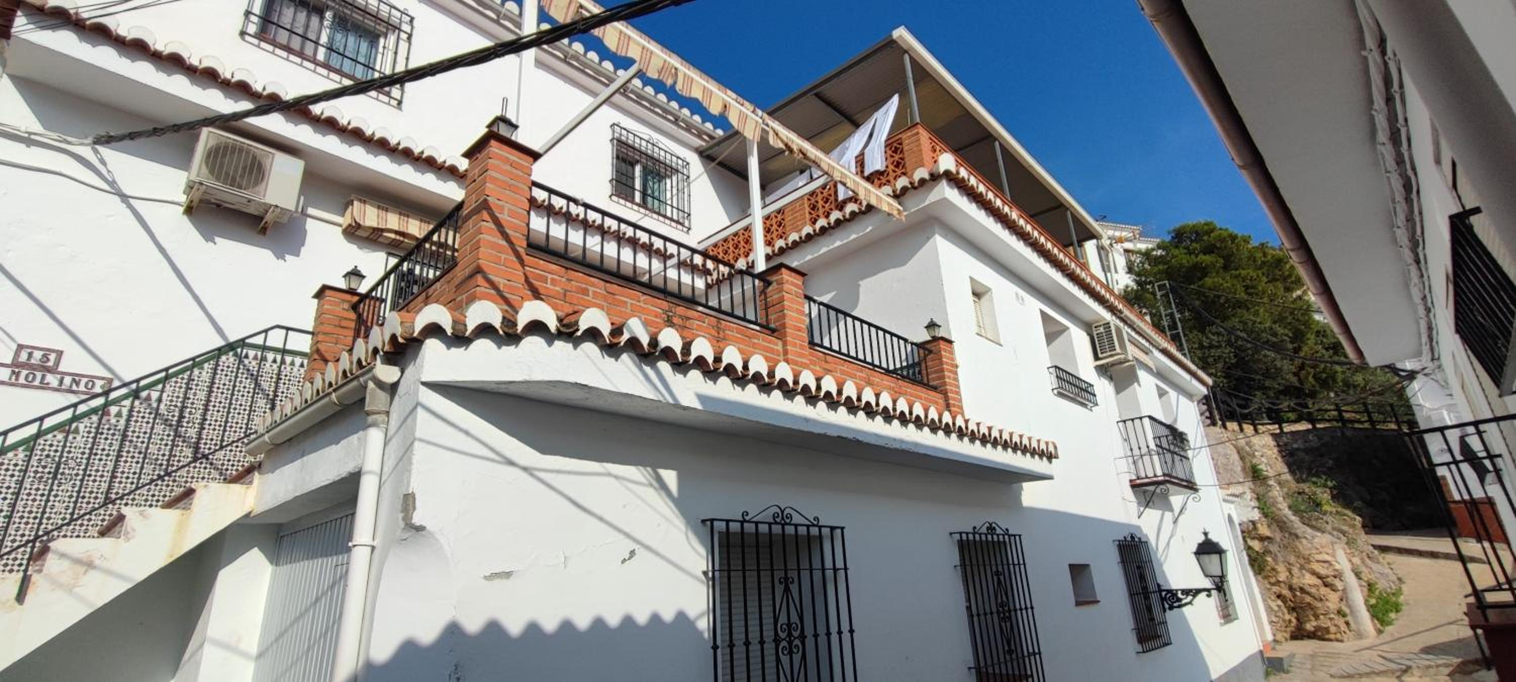 Five-Bedroom House photo 3