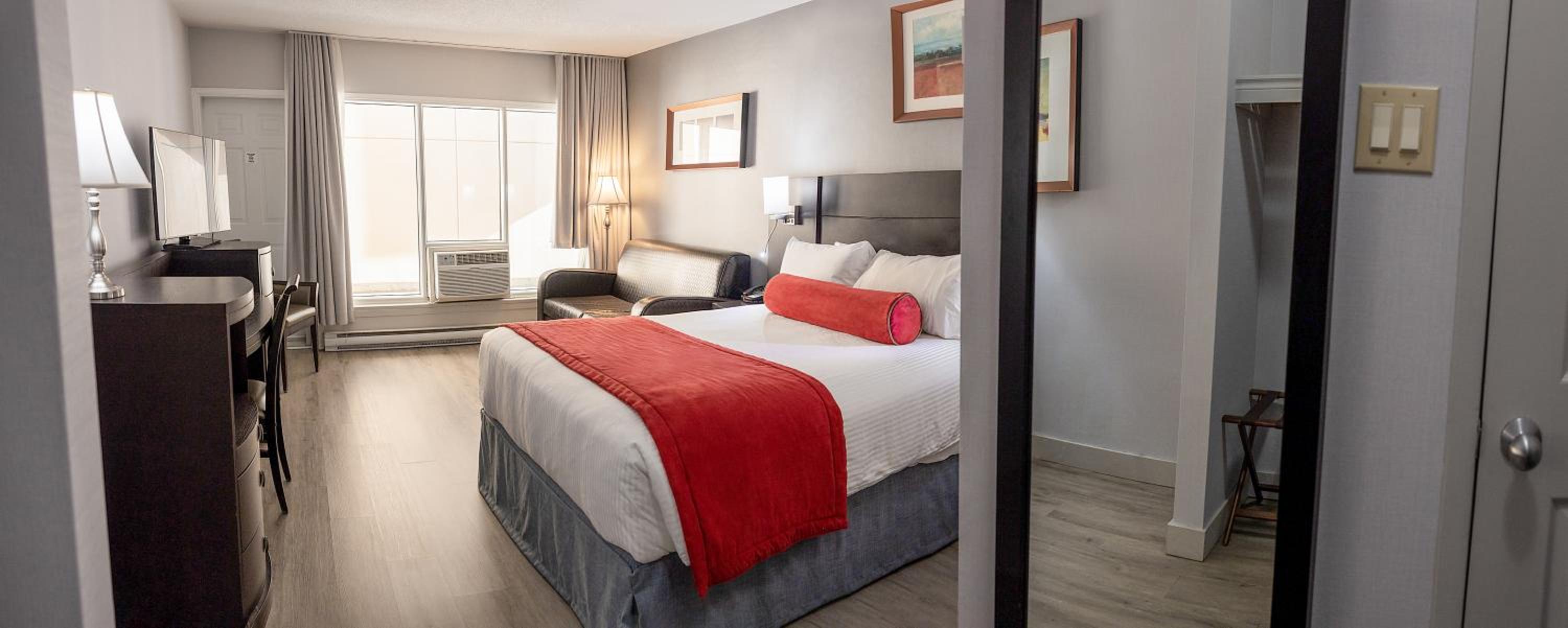 Premium Queen Room with sofa bed - Photo 8