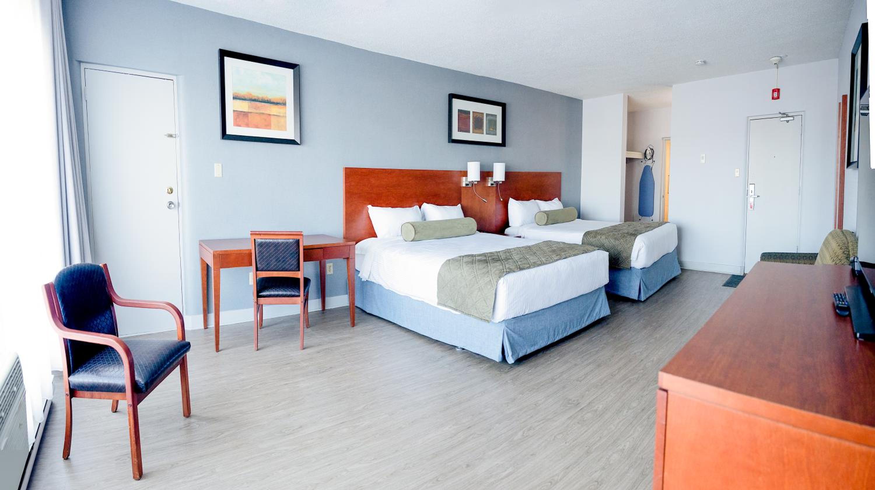 Deluxe Queen Room with Two Queen Beds - Photo 4