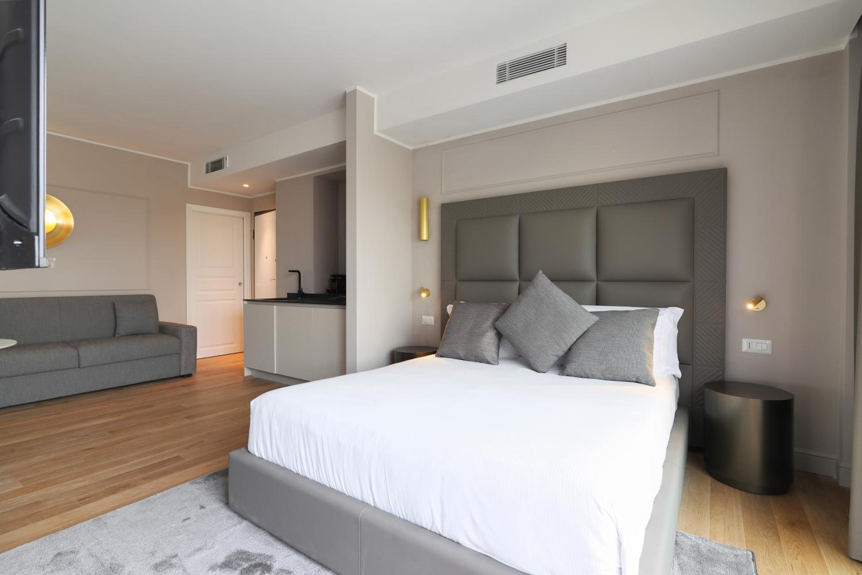 Queen Suite with Spa Bath