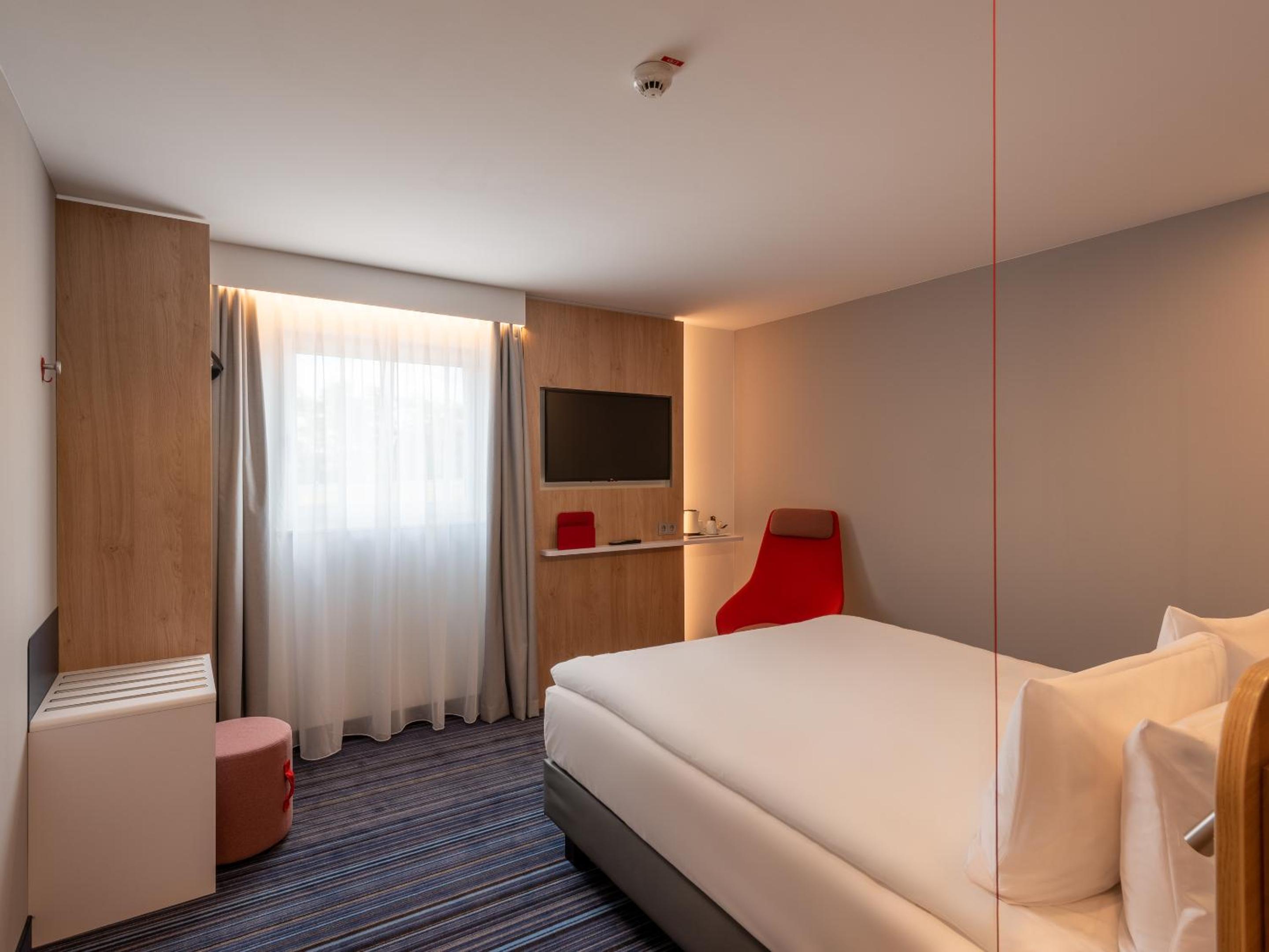 Standard Queen Room - Accessible photo 3